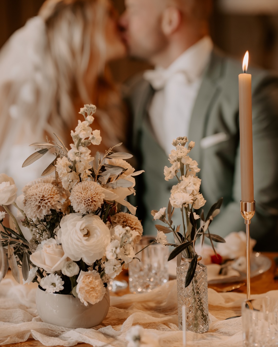 In Beratungsgesprächen werde ich immer wieder nach Ranunkeln gefragt. Sie haben aber leider nur eine sehr kurze Saison bis ca. Ende April/Mai und kommen daher für die meisten Hochzeiten gar nicht in Frage.
Es sind aber wirklich wunderschöne Blumen, die in jedes Dekorationskonzept passen und jede Hochzeitsfloristik perfekt ergänzen. Egal ob im Brautstrauß, oder in der Tischdeko.
Deshalb habe ich euch in diesem Beitrag ein paar Alternativen zusammengefasst. Natürlich sind sie nicht identisch zu Ranunkeln. Aber eine Ähnlichkeit ist in jedem Fall da und die beiden Rosen kann man sehr schön als Highlight im Brautstrauß einarbeiten.
Jetzt würde mich interessieren: was ist dein Favorit?
Und speicher dir diesen Beitrag unbedingt ab, wenn du Ranunkeln magst, sie auf eurer Hochzeit aber keine Saison haben.
Und wenn du dich in meine Floristik verliebt hast, freue ich mich euch kennenzulernen 🫶
Fotografie, Konzept & Planung: @traumfabrikfotografie
Location: @alter_bullenstall
Brautmode: @salon_gruenfelder
Haare & MakeUp: @salon_gruenfelder
Herrenausstatter: @bespoke_oldenburg
Floristik & Dekoration: @ivyandrose_de
Schilder & CandyBar: @diedekogarage
Papeterie: @eileencamin
Trauringe: @traumringe_oldenburg
Torte & Candys: @melea_cakedesign
Schmuck: @rior.design
Modelpaar: janine_schierhold @nilshmm
Hochzeitsdeko
Hochzeitsfloristik
Dekoverleih