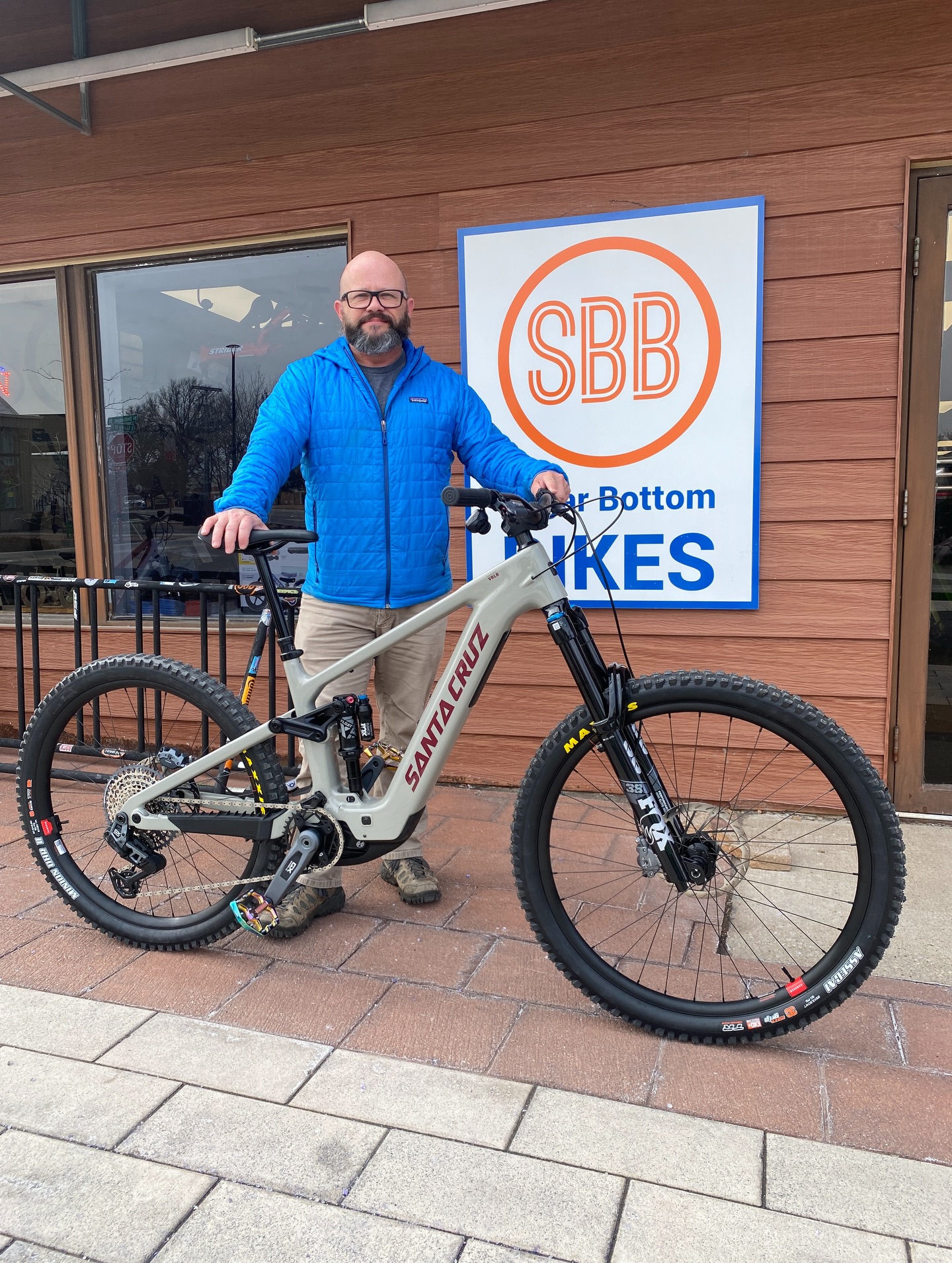 Check out this New Freakin’ Bike Day! Our friend Brian recently pulled the trigger on the big dog… @santacruzbicycles Vala C GX AXS. One of the most bad@ss E-MTB’s we have at our disposal.
.
This all-mountain/enduro machine features 160mm of front travel and 150mm of rear travel and a mullet wheel setup (29” front, 27.5” rear) to balance rolling stability with nimble playfulness.
.
Powered by the Bosch Performance Line CX (Gen 5) motor, providing 85Nm of torque. It uses a fixed 600Wh internal battery that is 2.2 lbs lighter than larger alternatives, optimizing the bike’s center of gravity.
.
Brian’s on his way to Bentonville for the bike’s first test and we can’t wait to hear feedback from him… we know it will be good!
.
Locally you can catch him rippin’ the likes of Chestnut Mountain, Pinicon Ridge, Wanatee, and everything in between. Congrats Brian!
.
#sugarbottombikes #santacruzvala