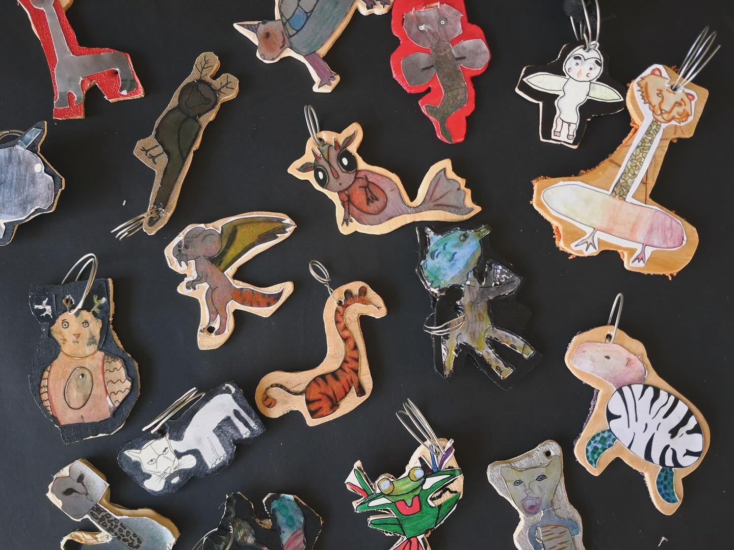 Wat een beestenboel in de klas! Onze eerstejaars hebben hun creativiteit de vrije loop gelaten en surrealistische wezens ontworpen die een mix zijn van verschillende diersoorten. Maar het bleef niet bij fantasie alleen: ze bouwden hun creaties in in een functioneel, technisch constructiesysteem. Door het gebruik van diverse materialen en verbindingstechnieken zijn ze tot een knap resultaat gekomen. Een artistiek én technisch hoogstandje waar ze terecht trots op mogen zijn!