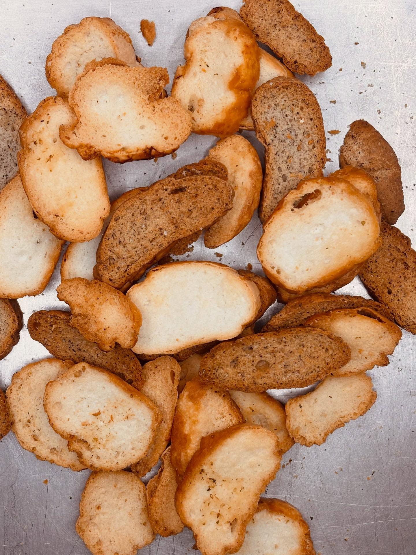 I crostini artigianali senza glutine di #LaSpigaAmica sono dorati, croccanti e perfetti per accompagnare le vellutate.
Ma diciamocelo, sono fantastici anche da sgranocchiare con il formaggio o anche così come sono: ovvero… buonissimi. Nella loro deliziosa confezione restano intatti a lungo, sicuramente più a lungo di
quanto possiate resistergli!
Passa a trovarci e scopri il nostro pane e tutti i prodotti da forno, naturalmente senza glutine.
Vi aspettiamo nei negozi #LaSpigaAmica:
📍Bologna – via Petrarca 13/2, zona San Mamolo
📍Milano – via Caravaggio 14, zona Solari
💬 Per ordini e informazioni, scriveteci su WhatsApp al 339 684 4440
#glutenfree #glutenfreebologna #glutenfreemilano