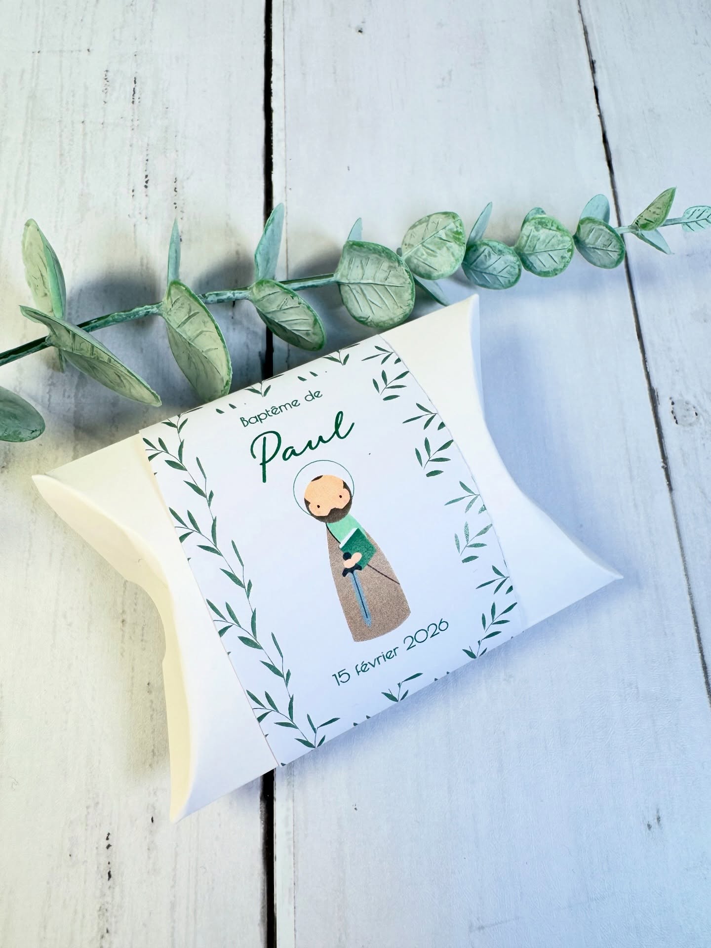 Paul a été baptisé, entouré de douceur et de lumière 🤍
Pour célébrer ce sacrement, j’ai imaginé un ensemble délicat :
🌿 des boîtes coussins de dragées
🌿 des signets religieux assortis
🌿 un motif feuillage vert, élégant et facile à associer a la décoration de table
🌿 son saint patron pour veiller sur lui
Un souvenir précieux à offrir et à garder 💫
Atelier Mon Petit Monde
#bapteme
#souvenirbapteme
#dragéesbapteme
#papeteriechretienne
#ateliermonpetitmonde