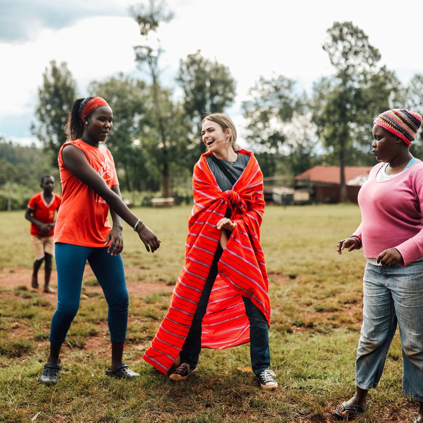 Goodbyes are never easy, but a big dance party makes them lot more fun 💃🏼🕺🏼 As we said goodbye to our new friends at Mattaw, we gathered around in a big circle. With dance music blasting, we were invited in small groups to a dance contest in the middle, where we danced off with some of the children and adults at @mattawchildren! They then wrapped us in a gift, a safari blanket that would keep us warm on our adventures the next couple of days. But Bud described it best, saying “We hope that when you use this blanket back home, it doesn’t just remind you of Mattaw, but instead it feels like a big, warm hug from all of us to you” As I sit here snuggled up with my blanket on our plane ride home...that’s exactly how it feels 😭❤️
