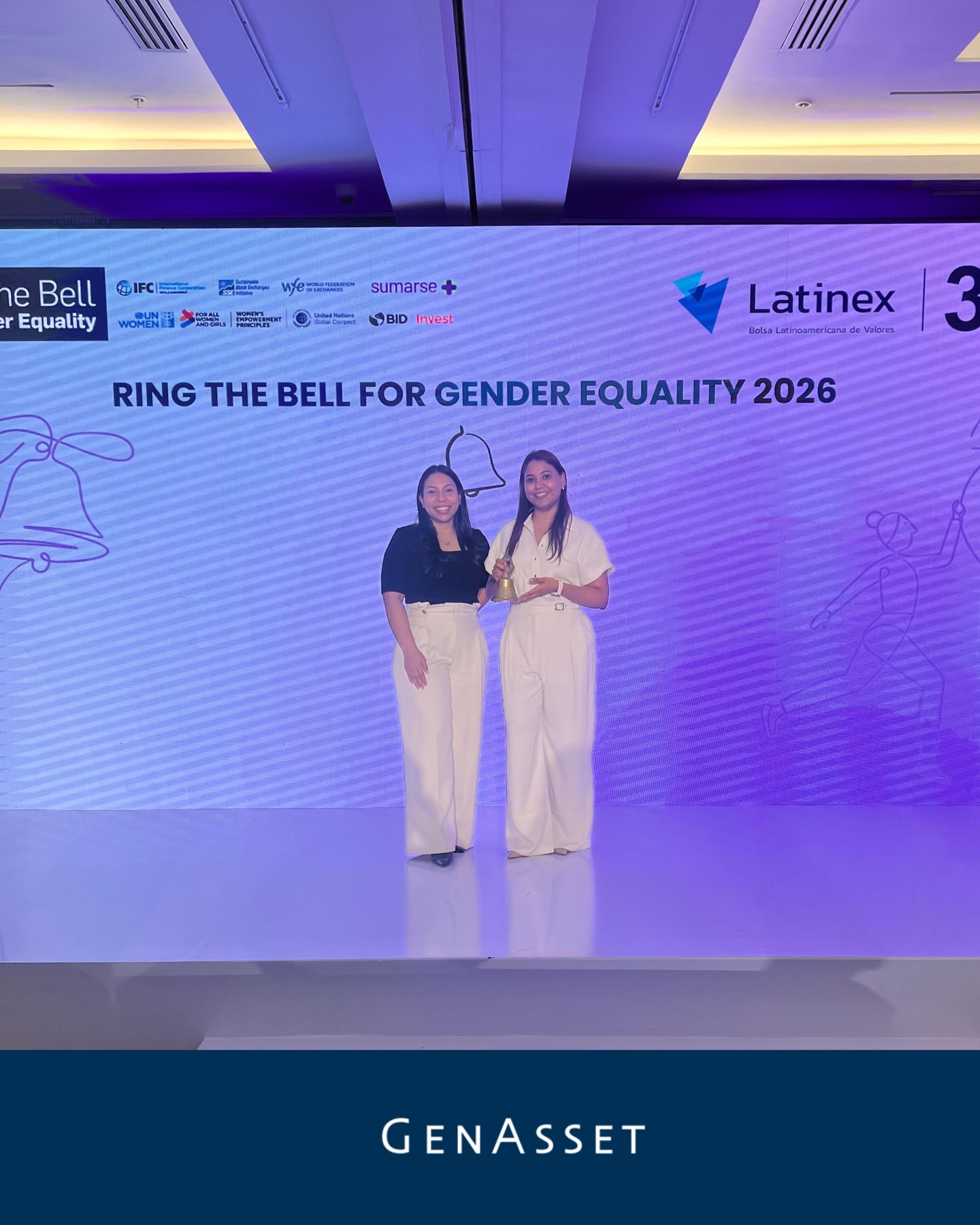 El pasado miércoles 4 de marzo, GenAsset participó en el evento “Ring the Bell for Gender Equality 2026”, organizado por Latinex.
Esta iniciativa busca promover la igualdad de género y resaltar el papel de las mujeres en el sector financiero y empresarial. En representación de GenAsset asistieron Edybell Tuñón y Noelia Pérez, quienes formaron parte de este importante espacio de reflexión y compromiso con una industria más inclusiva.