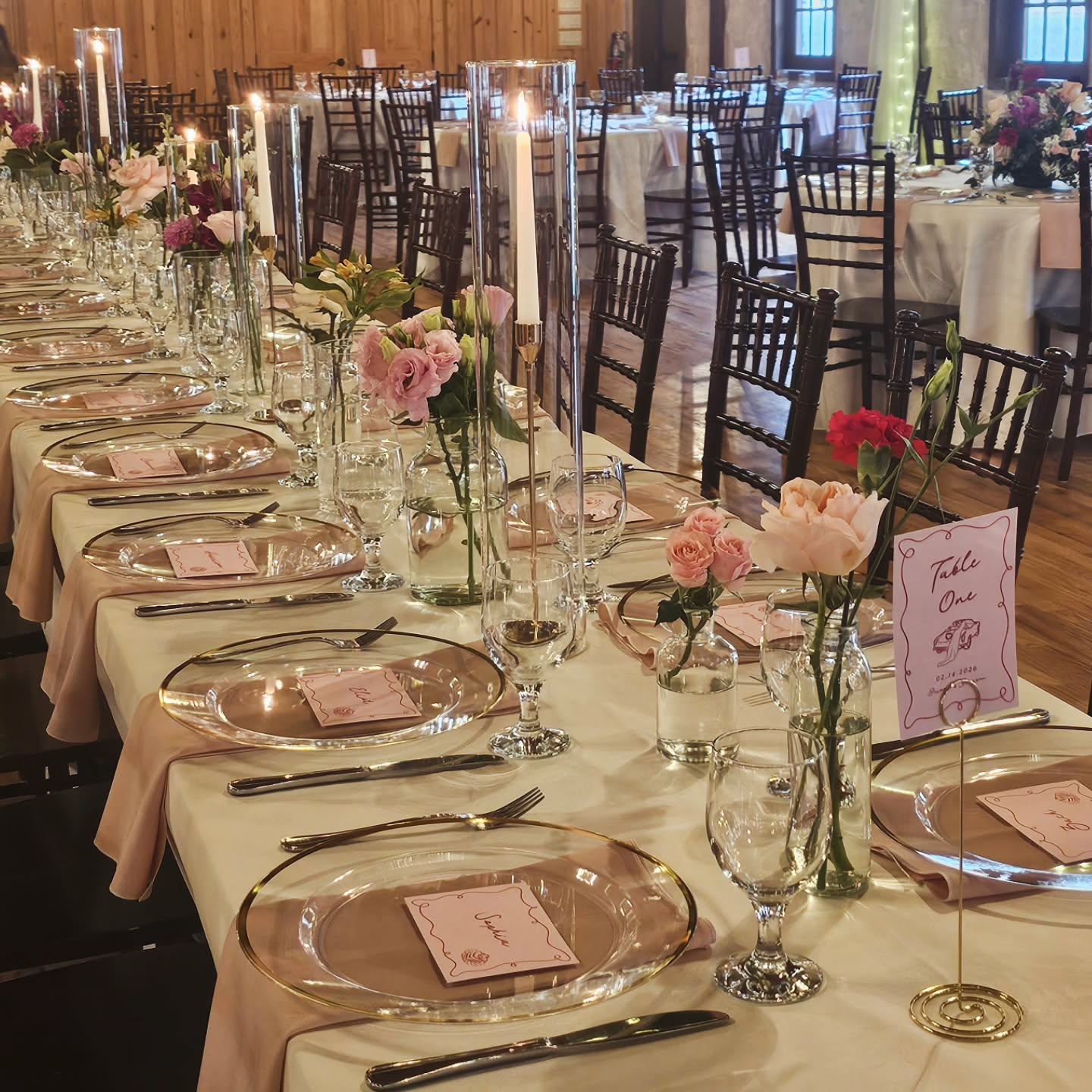 One of my favorite ways to style a long head table ✨
A mix of glowing candles and delicate bud vases keeps the design feeling romantic, soft, and effortlessly elegant. It adds just the right amount of florals without taking away from the people sitting at the table — and the candlelight makes everything feel a little more magical.