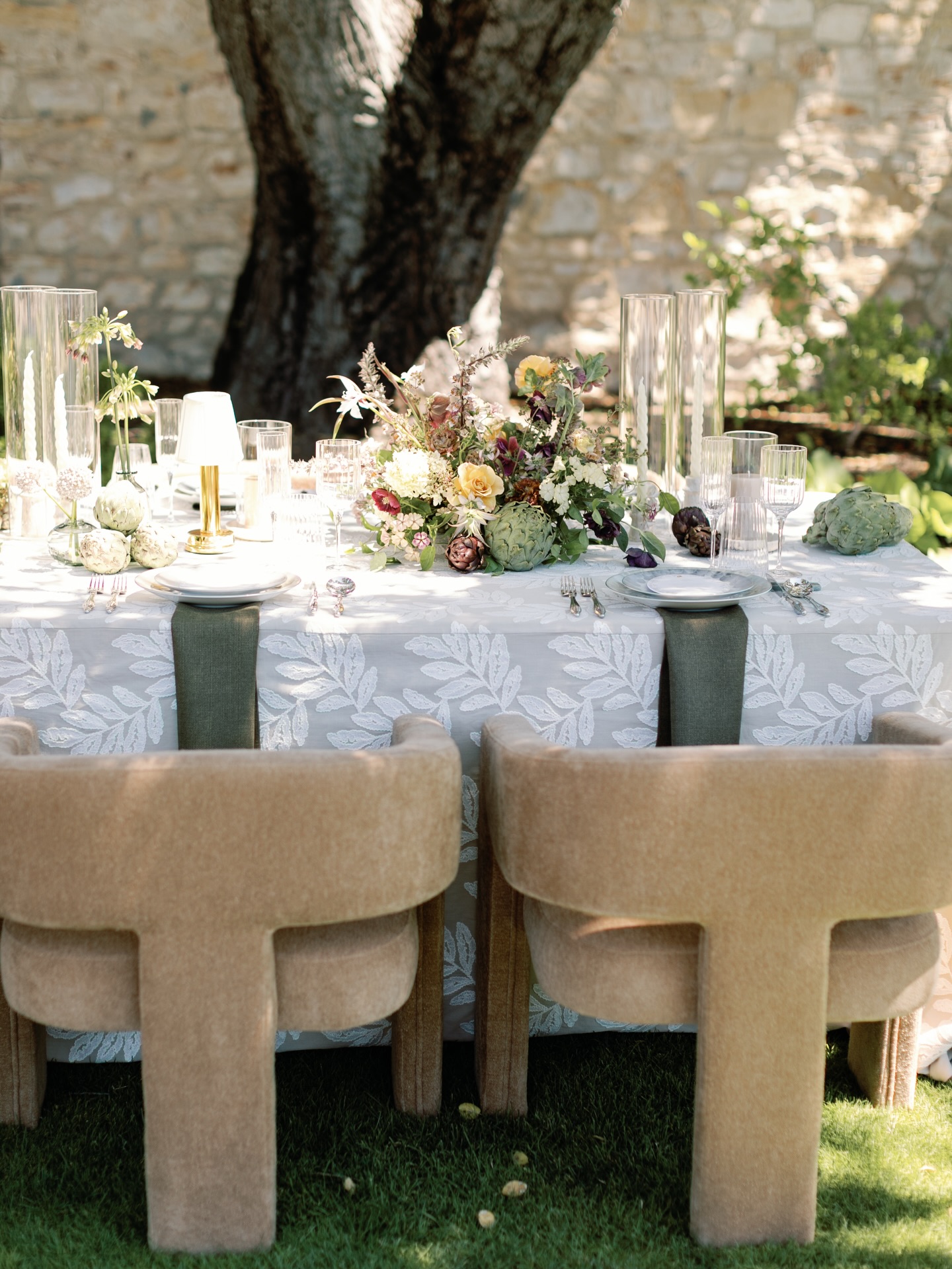 A wedding day that felt like home 🌿
Warm, intimate, and entirely their own. Thoughtfully designed with quiet nods to the timeless architecture and natural textures of Holman Ranch, creating a celebration that felt both grounded and deeply personal. ✨
Photographer: @amycarolinephotography
Planning & Design: @StyledByLinds_
Florals: @AmyWestFloral
Venue: @HolmanRanch
Stationery: @Papier.Handmade
Rentals: @HensleyEventResources @BluePrintStudiosEvents
Linens: @BBJLaTavola
Hair & Makeup: @KellyJoBeauty
Cake: @SpilledMilk_Co
Gown: @EpiphanyBoutique_Carmel
Tux: @FriarTux
Bar: @SoulfulxSips
#carmelwedding #carmelweddingplanner #holmanranch #californiaweddingplanner