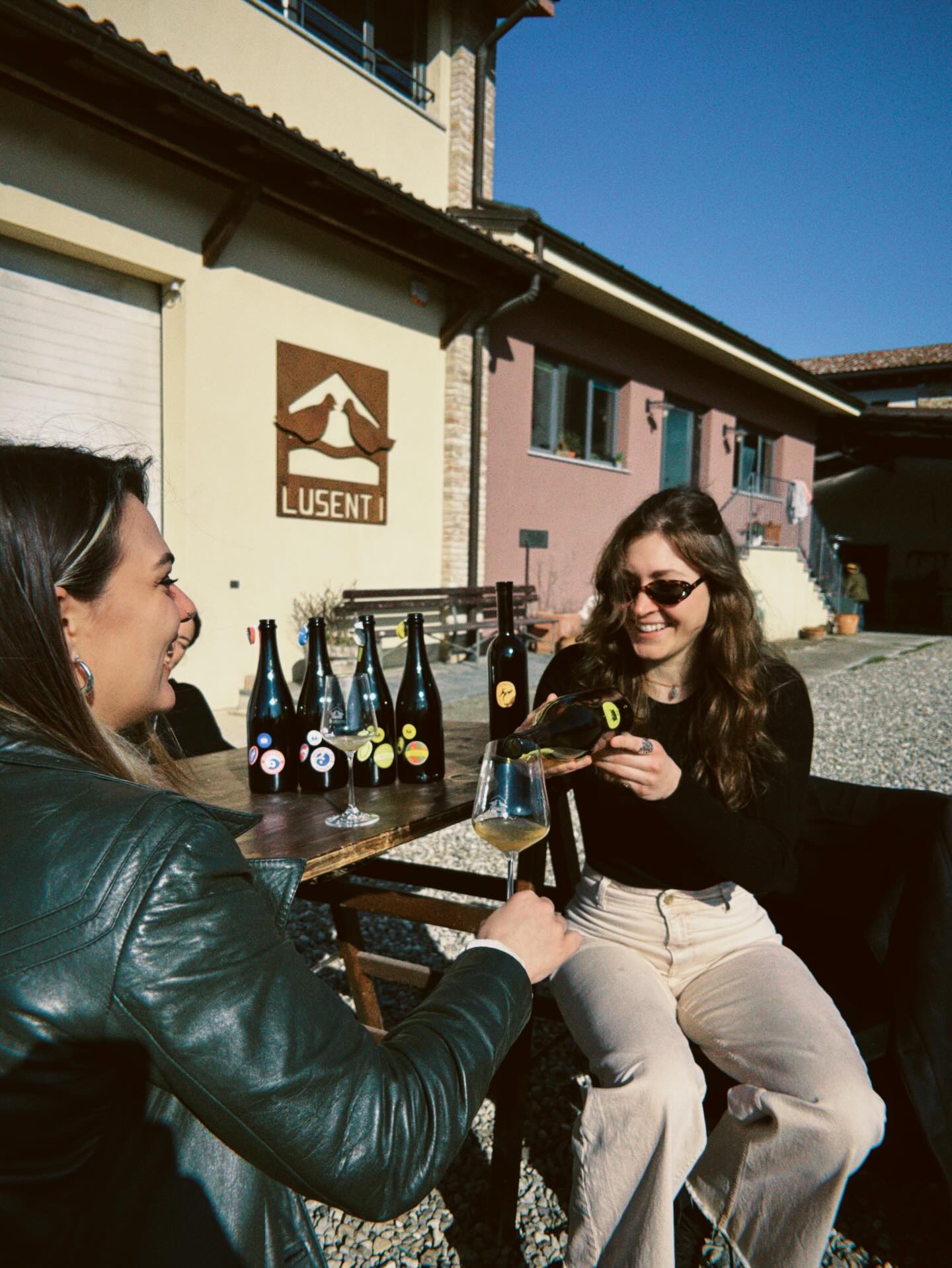 Siamo stati da @lusenti_vini ! Abbiamo vissuto l’ospitalità e la vivace tranquillità dei colli piacentini ma soprattutto abbiamo assaggiato gli strepitosi vini di Martina ✨ Ci sono piaciuti eccome e visto che mi piace condividere sono molto contento di dirvi che saranno presto parte della selezione RNB 🧡💙
We visited @lusenti_vini! We experienced the warm hospitality and the lively tranquility of the Colli Piacentini, but above all, we tasted Martina’s amazing wines ✨ We loved them, and since I enjoy sharing, I’m very happy to say that they will soon be part of the RNB selection 🧡💙