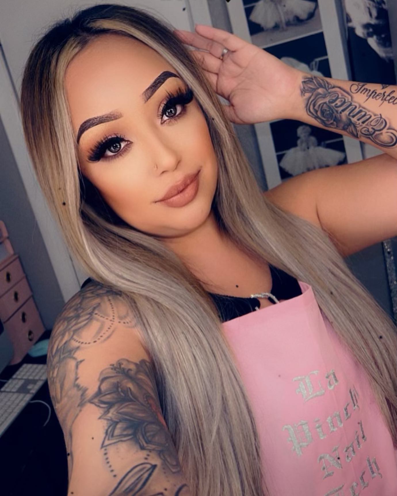 We love client selfies!!! @jovanna.isabel looks soo cute in her custom apron!! DM us to place your custom items!! #klassikkreations #customeverything #lapinche #prettygirls #picoftheday #latina #prettyinpink #thebest #lashtech #nailtech #ep