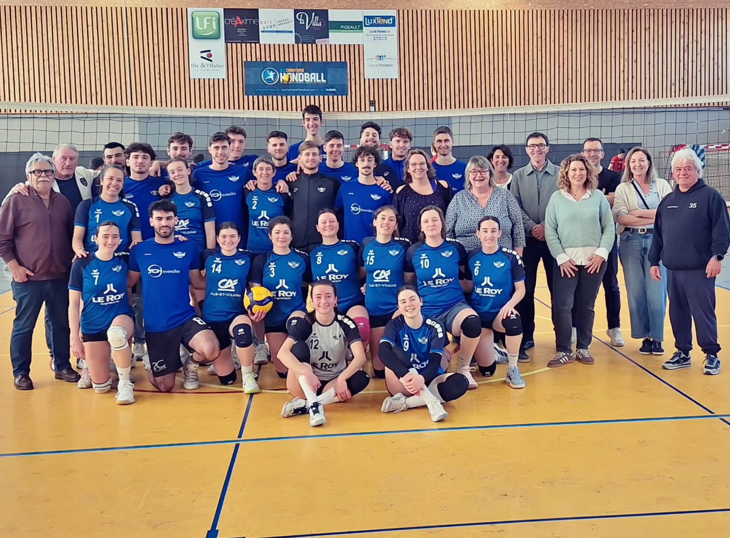✨ Un Dimanche de matchs et de convivialité 😃
Dimanche dernier, à l’occasion des rencontres de nos équipes nationales, le club a eu le plaisir d’accueillir ses partenaires autour d’un goûter convivial. Un beau moment de partage et d’échanges, dans l’esprit du club 🤝
👏 Merci à :
M. Parisot - adjoint au sport à la mairie de Cesson
M. Dreuslin (maire) et M. Linares (adjoint au sport ) à la mairie de Chantepie
Nicolas Hamon et Pierre-André Gallier de Chope et Compagnie à Cesson
Sophie Gendre et Laëtitia David de 2C Forma
🏐 Sur le terrain :
🔥 Superbe victoire de notre N3 féminine 3-0 face à Lanester, une belle manière de célébrer la Journée internationale des droits des femmes 💪
💥 Match engagé pour notre N2 masculine, qui s’incline 3-0 face à Laval après une belle bataille.
🙏 Merci également à tous nos partenaires qui nous soutiennent toute l’année et qui n'ont pas pu être présents:
@biocoop_scarabee • Hervé Thermique • Municipalité de Vern • @leclercvernvaldorson • Conseil général • TCH Énergie • Maxime Jaguelin ostéopathe • Ille & Vilaine - Le département
🤝 Merci à tous de faire vivre le volley à @cessonsevigne , Chantepie et @vernsurseiche !