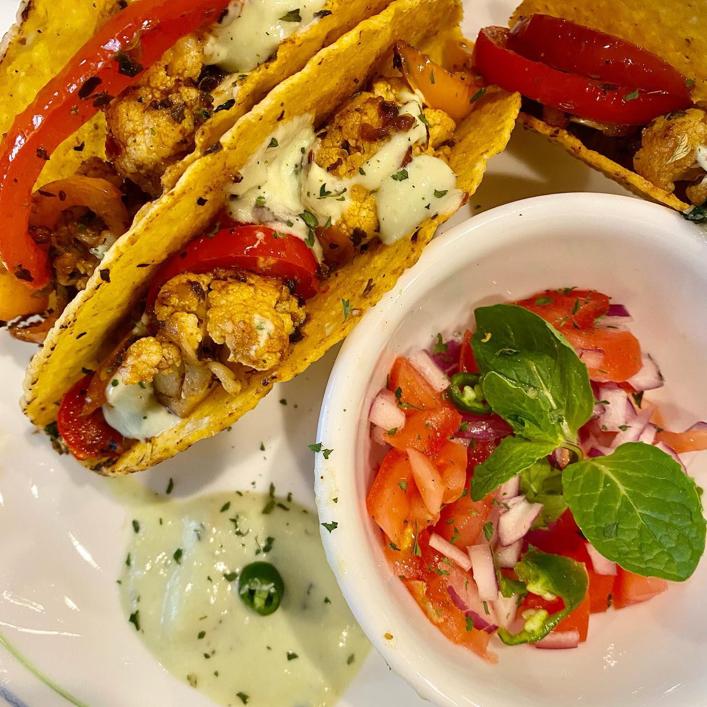 Kicking off the week with Cauliflower habanero fenugreek tacos & high protein Avocado sauce! Full recipe:
https://www.theflavorstation.co/post/cauliflower-habanero-fenugreek-tacos/
#theflavorstation #crispy #creative
#aromatic #plantbasedrecipes #fusionfood #healthyfood #easycooking #highprotein #vegetarian #vegetarianrecipes #glutenfree #cauliflower