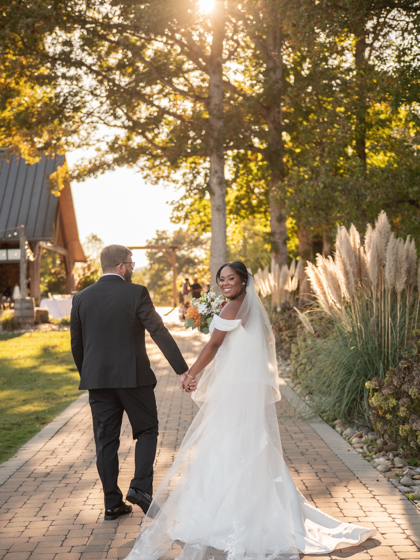 GOLDEN.HOUR.PHOTOS! We cannot get enough of ✨Tamera and Derek’s✨ October wedding. The day was gorgeous, and Tamera was gorgeous! Perfect wedding day. Here’s a peek into their day!
Photo: @sullivanphotographyknoxville 🤩
Coordinator: @behindtheveil_tn
Video: @morolophotography
DJ: @bornandraisedknox
Floral: @echelonflorist
Beauty: @thehairdesignoftn
Dress: @lillian.ruth.bride
Check us out for your special day at harpersvineyard.com
#townsendtn #mountainvineyard #smokymountainwedding #vineyardwedding #easttnweddingvenue