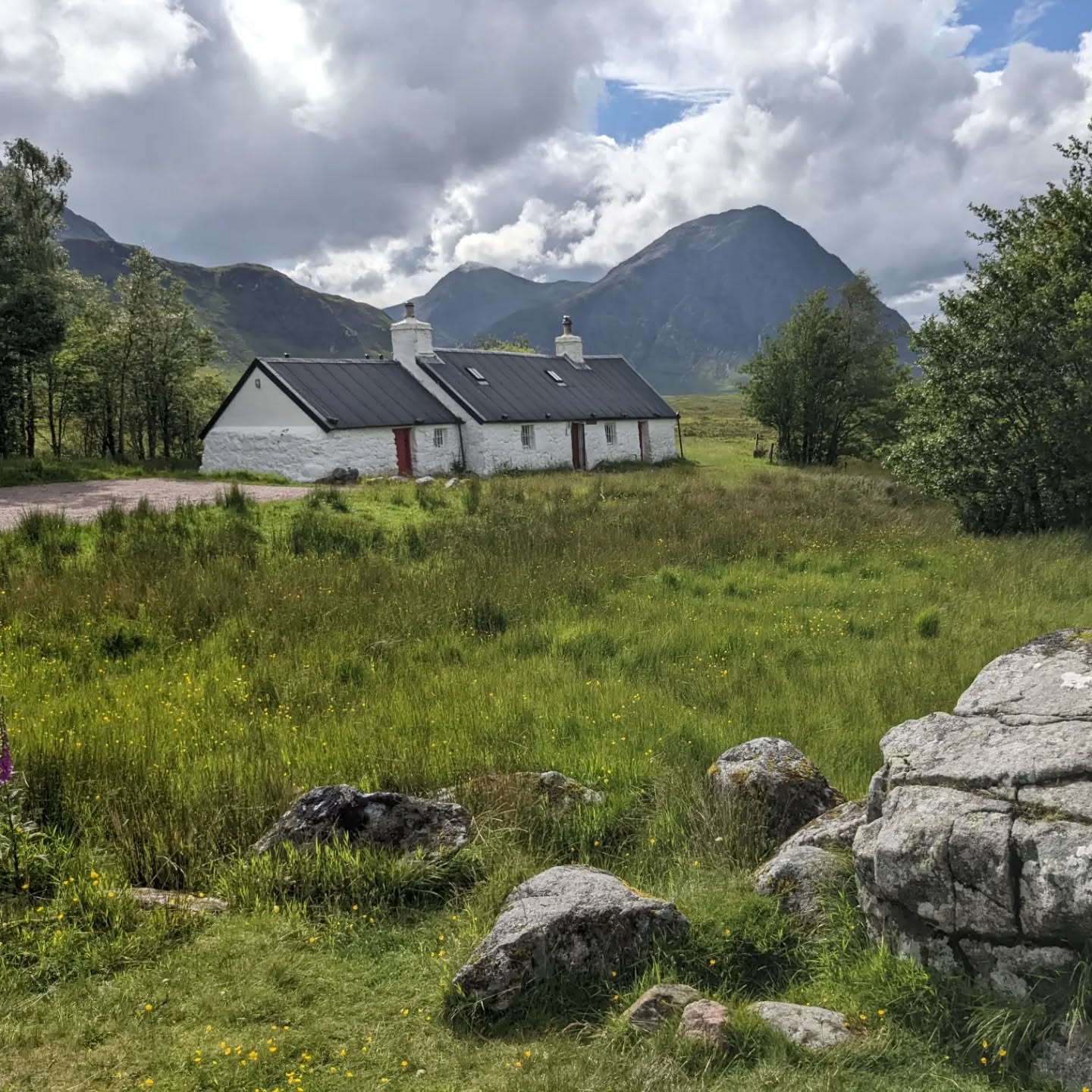 Looking back at the summer, here a few pictures from a guided trip along the #westhighlandway ,a seven day odyessy along #lochlomond through #lochlomondandtrossachsnationalpark #bridgeoforchy #glencoe #kinlochleven #devilsstaircase ending at #fortwilliam #whw #blackrockcottage #keeponwalking #geoffallan #scottishbothywalks #scottishbothybible