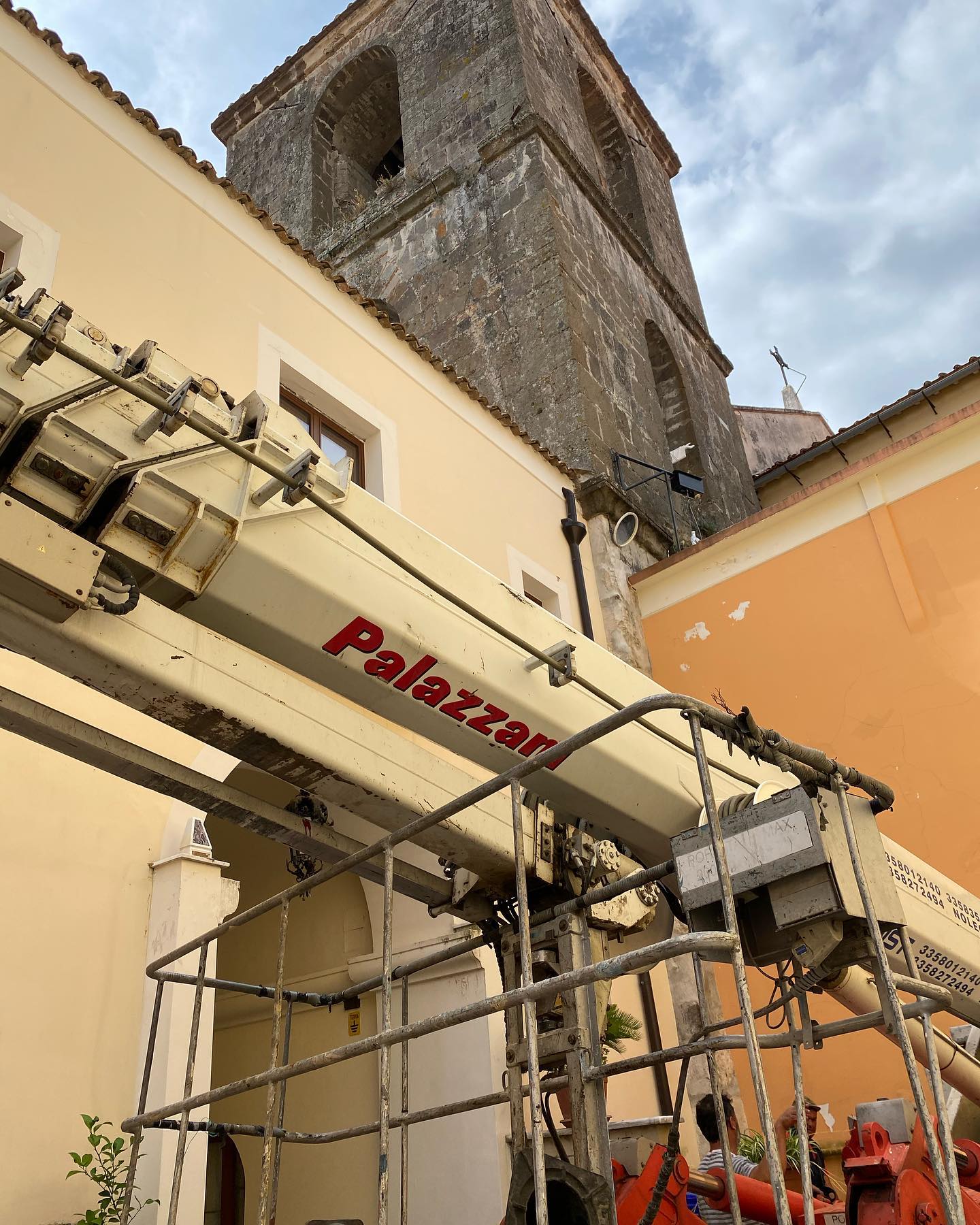 Lavori di Manutenzione ordinaria e straordinaria della copertura del Campanile e Cattedrale. Teano (CE) #guttoriellocostruzioni #work #job #impresaedile #building #instagram