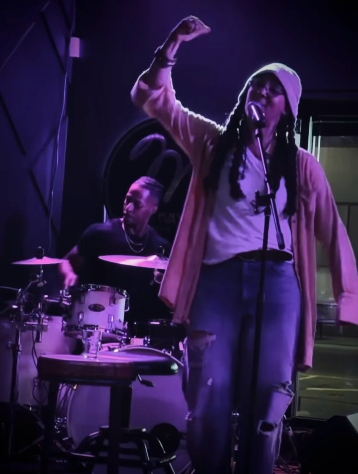 SATURDAY.🎼
. . .
sold-out crowd.
standing room only.
@missevasdetroit u owe us nothing🖤
we give thx.
energy is everything & the energy was top tier.
@genedrums … ⏱️jus keep trusting me.🤞🏽
. . .
#LoveHard
#GeneDrums
#MamaSolMusic
#MissEvasDetroit
#WhenYouPrayMoveYourFeet