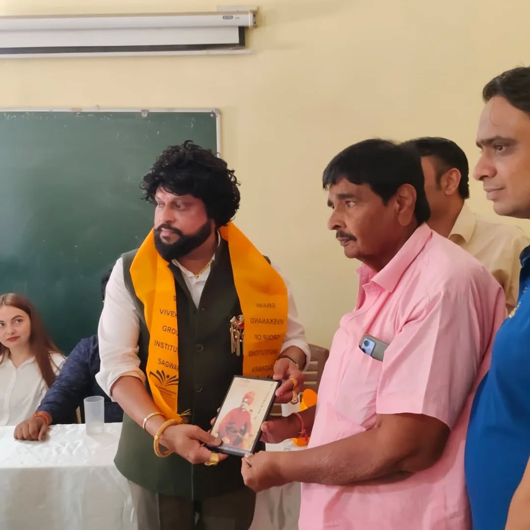 स्वामी विवेकानंद महाविद्यालय (SVC) में आज समाज सेवी श्री अमित सरकार एवं विदेशी अतिथियों Mr. Alex - जर्मनी, Ms. Sallyma - सेंट पिट्सबर्ग का गरिमामयी आगमन हुआ। 🚩
अतिथियों ने विद्यार्थियों को राष्ट्र निर्माण और समाज सेवा के लिए प्रेरित किया। विदेशी अतिथियों ने कॉलेज की गतिविधियों और विद्यार्थियों की रचनात्मक कलाकृतियों की जमकर सराहना की।
#SVC #SocialService #GlobalVisitors #Inspiration #YouthPower Sagwara GuestVisit