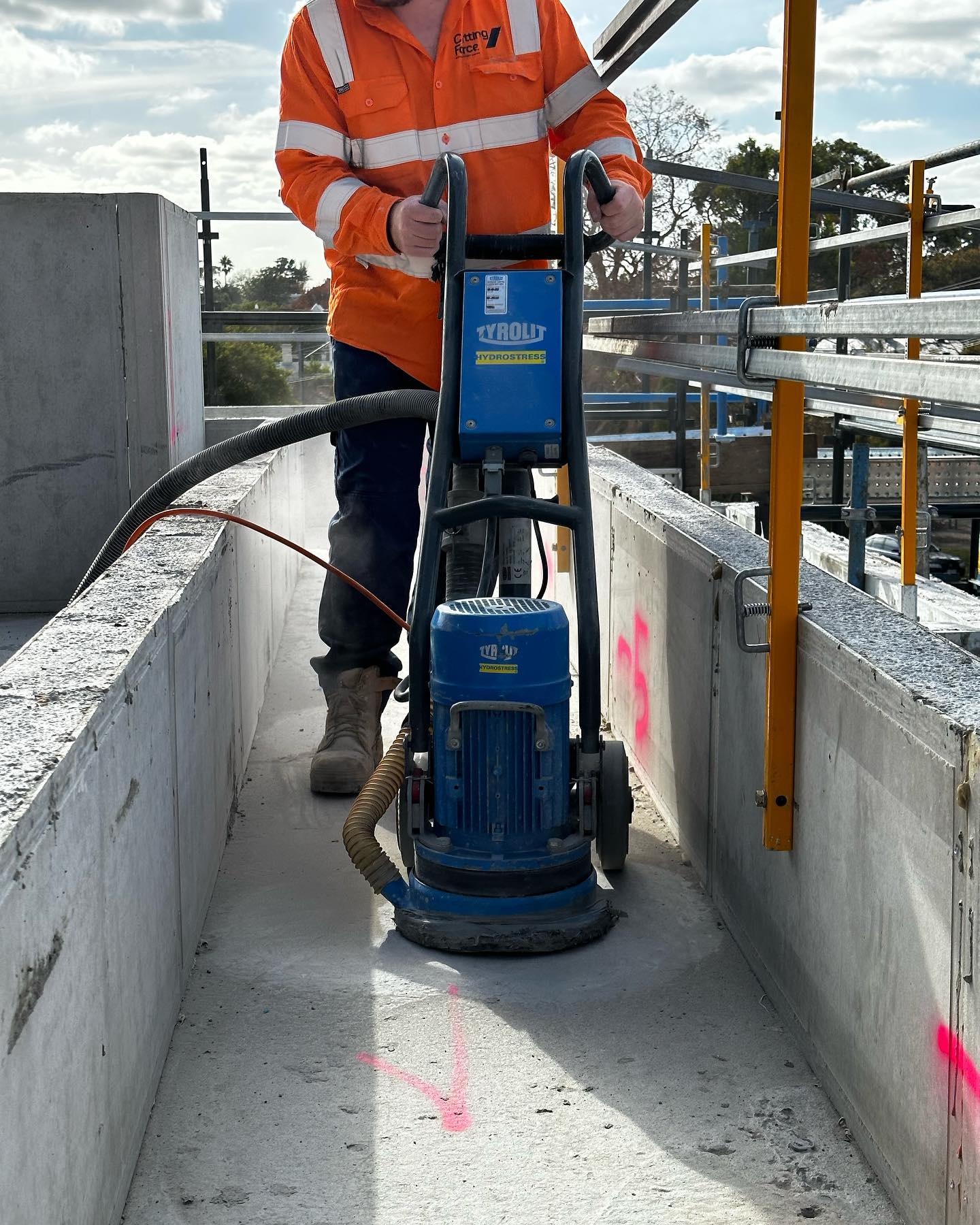 Grinding some planter boxes today in Hampton, To create a fall in the concrete.
#cuttingforce #cutting #tyrolit #hilti #australia #melbourne #gippsland #traralgon #coredrilling #cutting #grinding #concrete #scaning #flushcutting
#ringsawing #wiresawing #handsawing #roadsawing #generator #furphy #site #construction