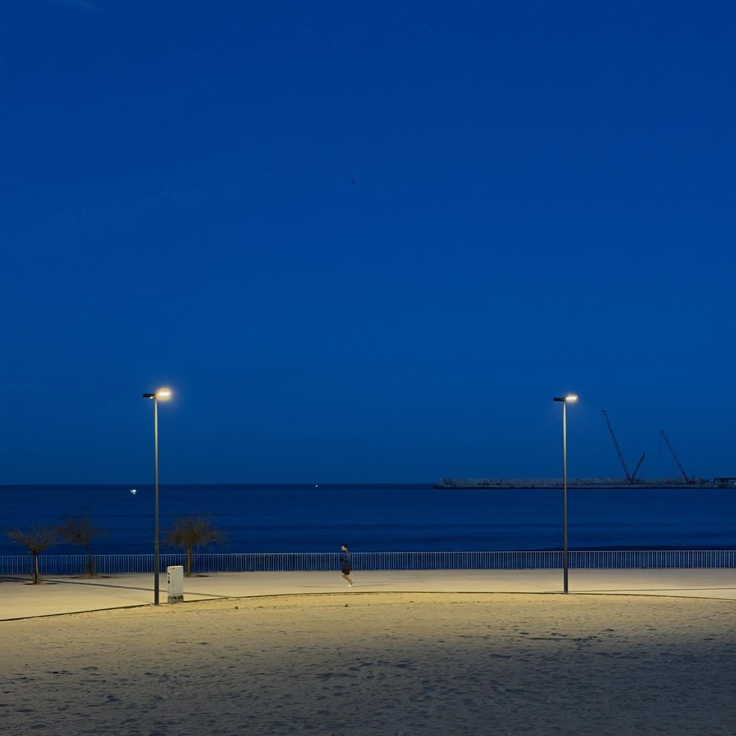 Think it’s getting warmer as Spring approaches? You don’t know Jack! That’s right. Jack Frost still nipping at toes and noses. Anyone who supposes otherwise supposes erroneously. Thankfully we have beach brew to bring the sensation back to fingers and to toast the first quorum in a long time. 2026 has not been overly generous so far with quorum opportunities, we’ll take what we can get. This morning we got, with sleds ranging from 7’6 to 10’3. Something for everyone. #surfclub #surfingwithfriends #surfboards #surfporto #surfportugal