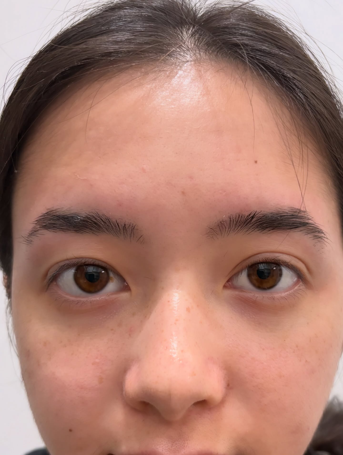 Every brow tells a different story.
This client had uneven height and a slightly dropped brow tail on one side, which made the eyes look less open.
Brow Assessment
• Gap in the left brow tail due to hair growth direction
• Top part of the brow was previously trimmed too short, creating imbalance in the shape
Correction Plan
• Partial brow lamination to redirect and smooth the hair growth
•Leave hairs as possible. Wait couple months until hair grows
By lifting the tail, refining the arch, and balancing the front growth pattern, we created a more symmetrical and naturally lifted brow — while keeping her unique shape.
#browcorrection #browshaping #pasadenabrows #browartistlosangeles #pasadenahairstylist