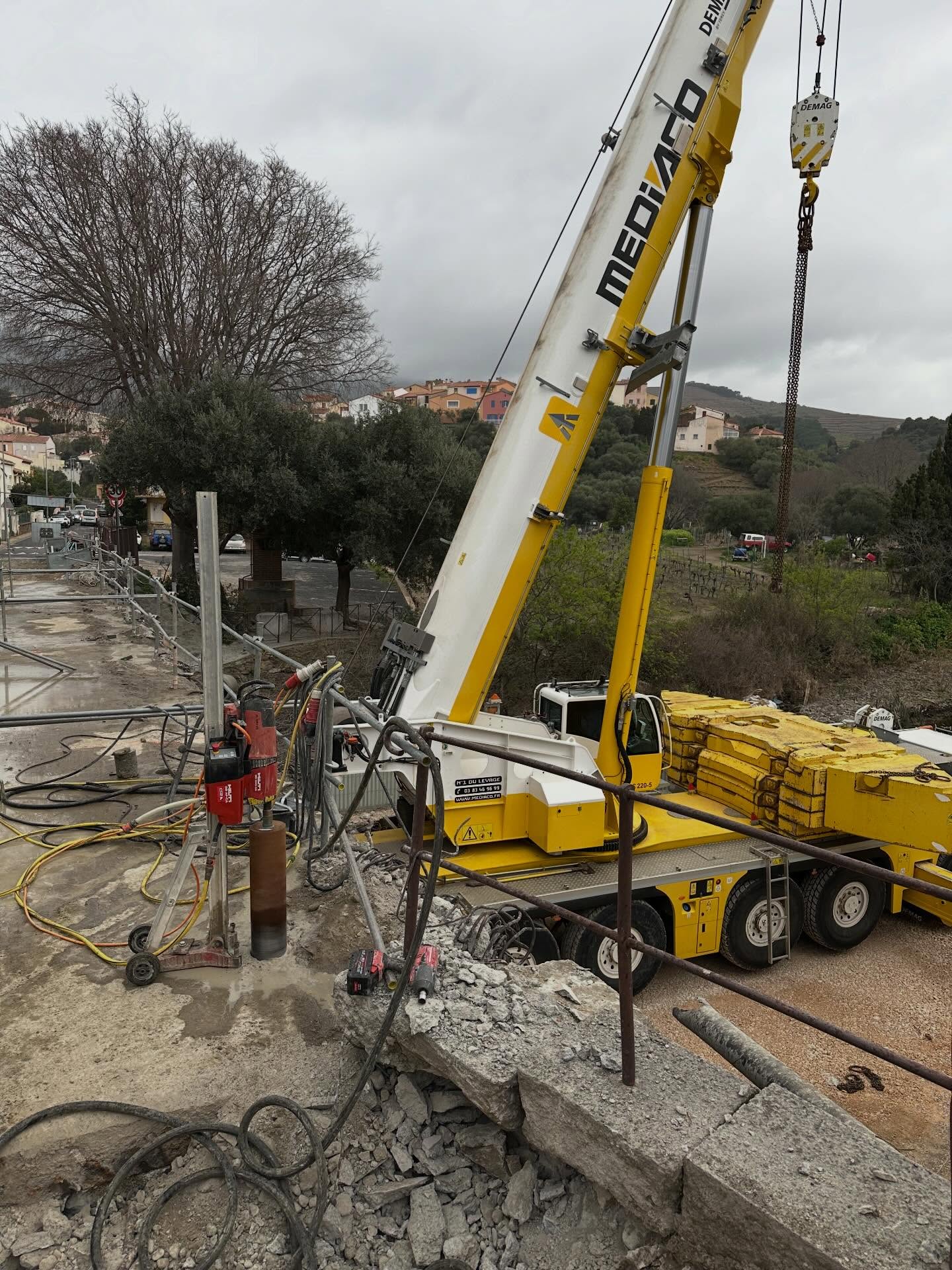 Dépose d’un pont à #banyuls #sciagebeton et #carottage et levage avec la grue #bouygues #milwaukee