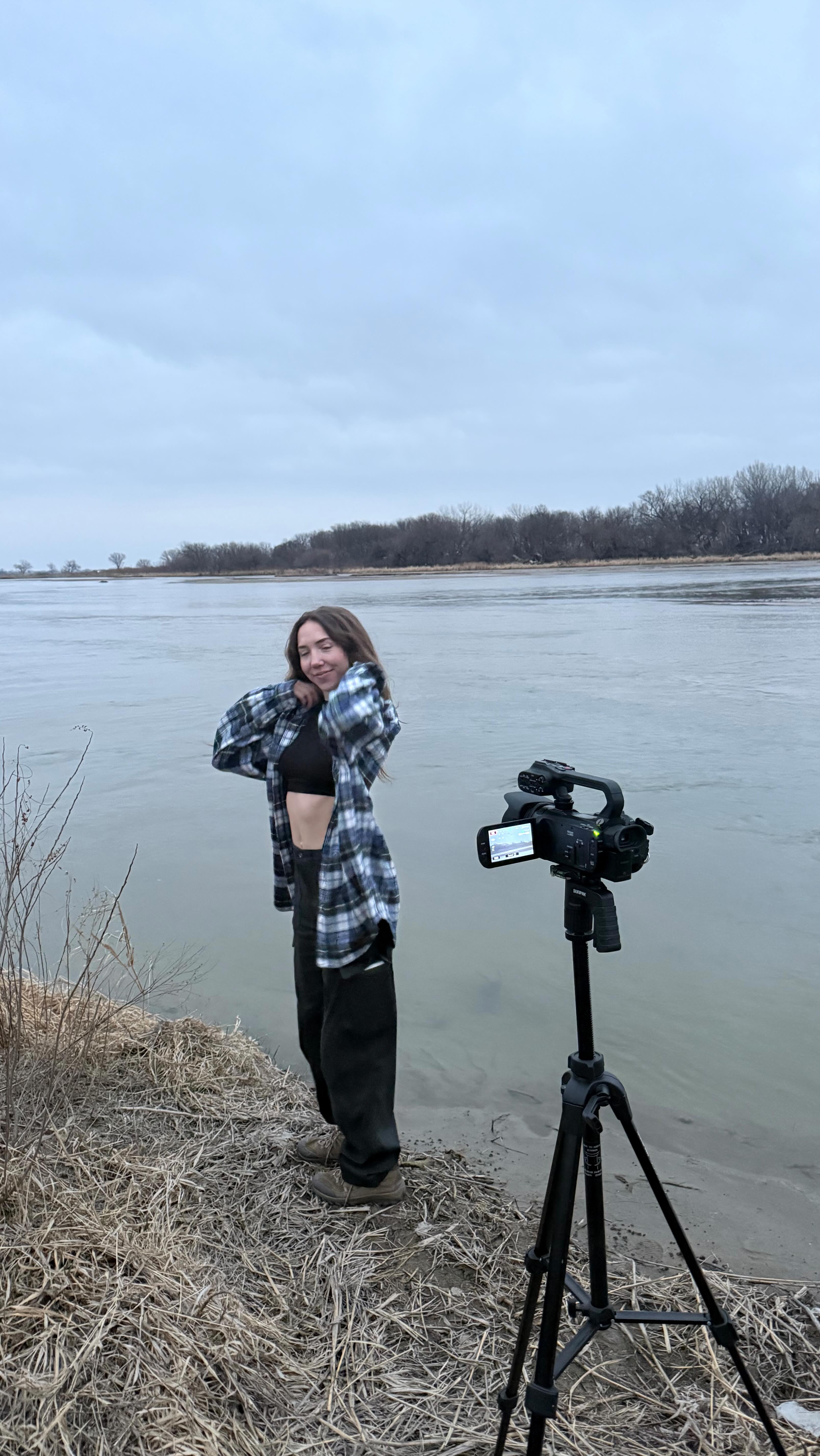 Road-tripped out to the North Platte River to witness one of North America’s most impressive migratory birds, the Sandhill Crane. It was a very gloomy spectacle but well worth the visit 🌧️💙