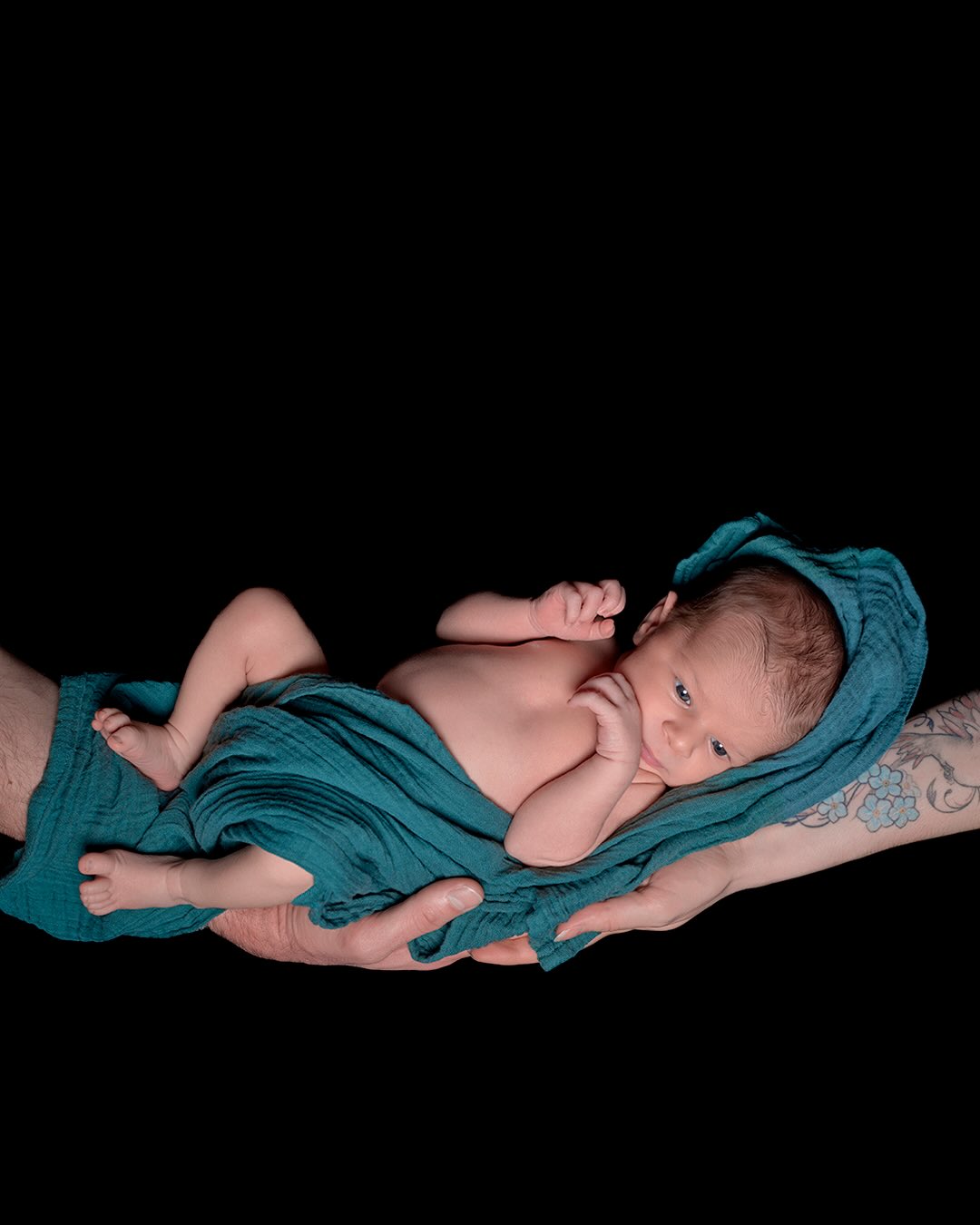 Le petit Hugo est venu au studio pour sa toute première séance photo.
Un moment simple, en famille, avec ses parents.
Les séances naissance se font toujours dans le calme, en prenant le temps.
On s’adapte au rythme du bébé, aux pauses, aux bras des parents… pour créer des images naturelles et pleines de douceur.
Ces premiers jours passent très vite.
Alors l’idée est simple : garder une trace de ces moments-là, tels qu’ils sont, en famille.
Si vous attendez un heureux événement ou si bébé vient d’arriver, les séances naissance se préparent idéalement dans les premières semaines.
——————————————————
✍️ Informations et réservations :
🌐 www.lestudio88.fr
☎️ 06.87.00.86.56
📍 Langlade - Gard
——————————————————
#seancenaissance #photographenaissance #photographebebe #studio88 #photographegard