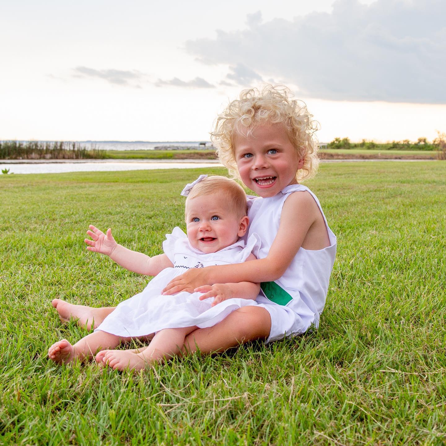 We are reminiscing about a Corolla session for #tbt today. We started at Shad Street and ended at the Whalehead Club because of biting flies. We were so happy to make these portraits happen for this loving family. In the end we had so much fun playing on the grass and the sand with these guys!
#12thstreetportraits #obxphotographers