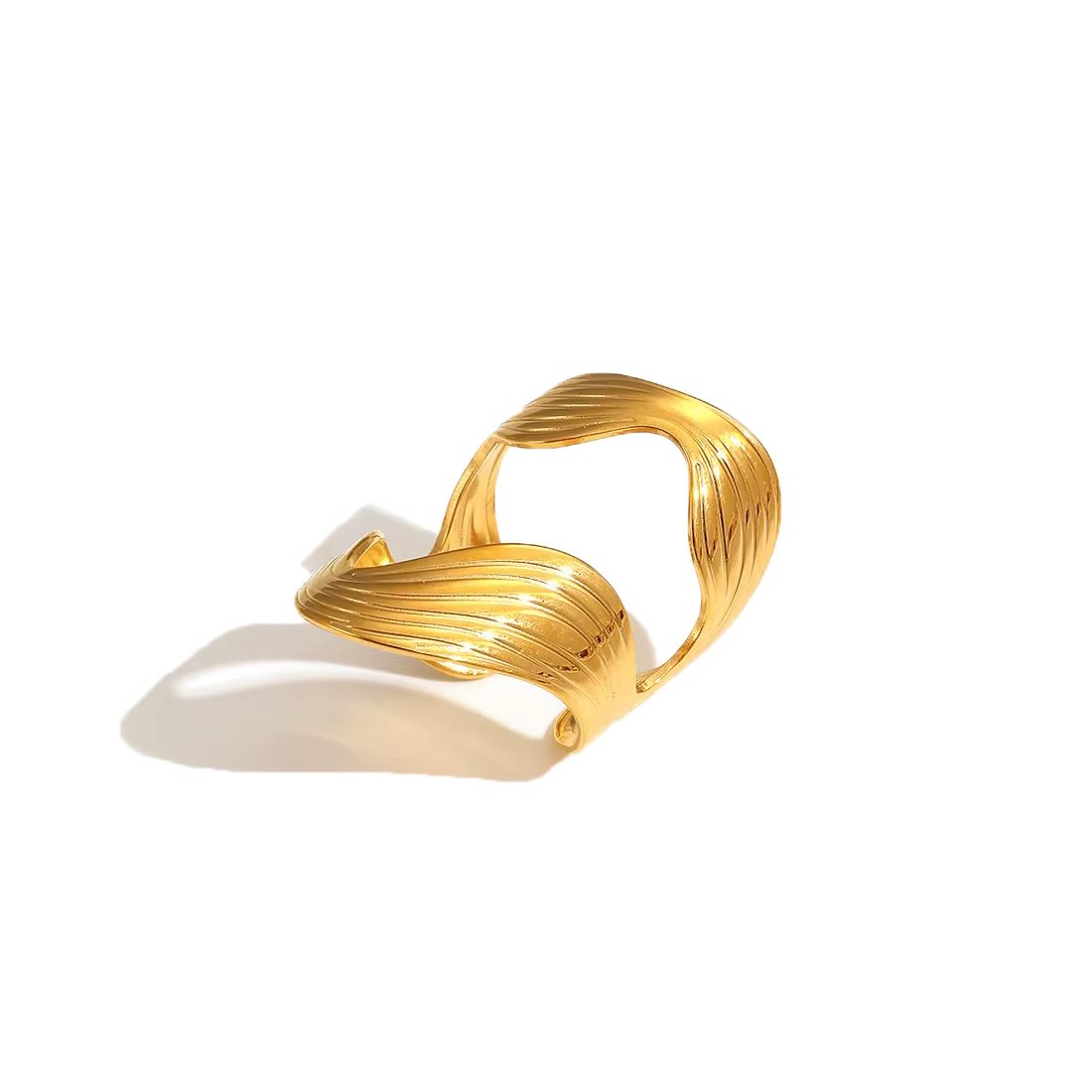 Abstract, liquid-inspired shapes that feel like movement frozen in metal.
Waterproof and made to be worn everywhere.
.
.
.
.
#seesea #see3seas #waterproofjewelry #tarnishfreejewelry #goljewelry