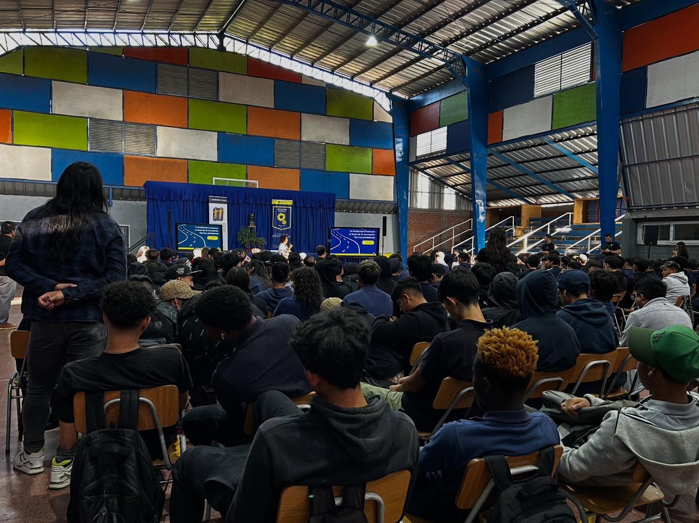 ¡Así vivimos nuestra primera semana oficial de clases en el Liceo Industrial de Recoleta !
Durante estos primeros días hemos comenzado el año con muchas actividades en aulas, talleres y espacios comunes, reencontrándonos como comunidad y dando inicio a un nuevo ciclo de aprendizaje.
Aunque por ahora nuestro horario de salida es a las 13:00 horas, esto responde al programa de acompañamiento y vinculación con las familias que estamos desarrollando durante estas semanas, fortaleciendo el trabajo conjunto con cada estudiante.
El día miércoles realizamos además el inicio oficial del año escolar, instancia en la que nuestra Directora presentó a la comunidad el Proyecto Educativo Institucional y la ruta pedagógica, formativa y vocacional que guiará este año para nuestras y nuestros estudiantes.
Y el viernes vivimos un momento muy especial: la Ceremonia de Investidura de Terceros Medios, un hito importante dentro de la formación técnico-profesional de nuestro liceo.
👇 Queremos leerte:
¿Cómo viviste esta primera semana de clases?
💬 Cuéntanos en los comentarios y menciona o comparte esta publicación con tus compañeros y compañeras, para que también puedan sumarse a la conversación.
Recordemos siempre mantener un diálogo respetuoso y positivo en nuestras redes.
Liceo Industrial de Recoleta
El liceo de las oportunidades