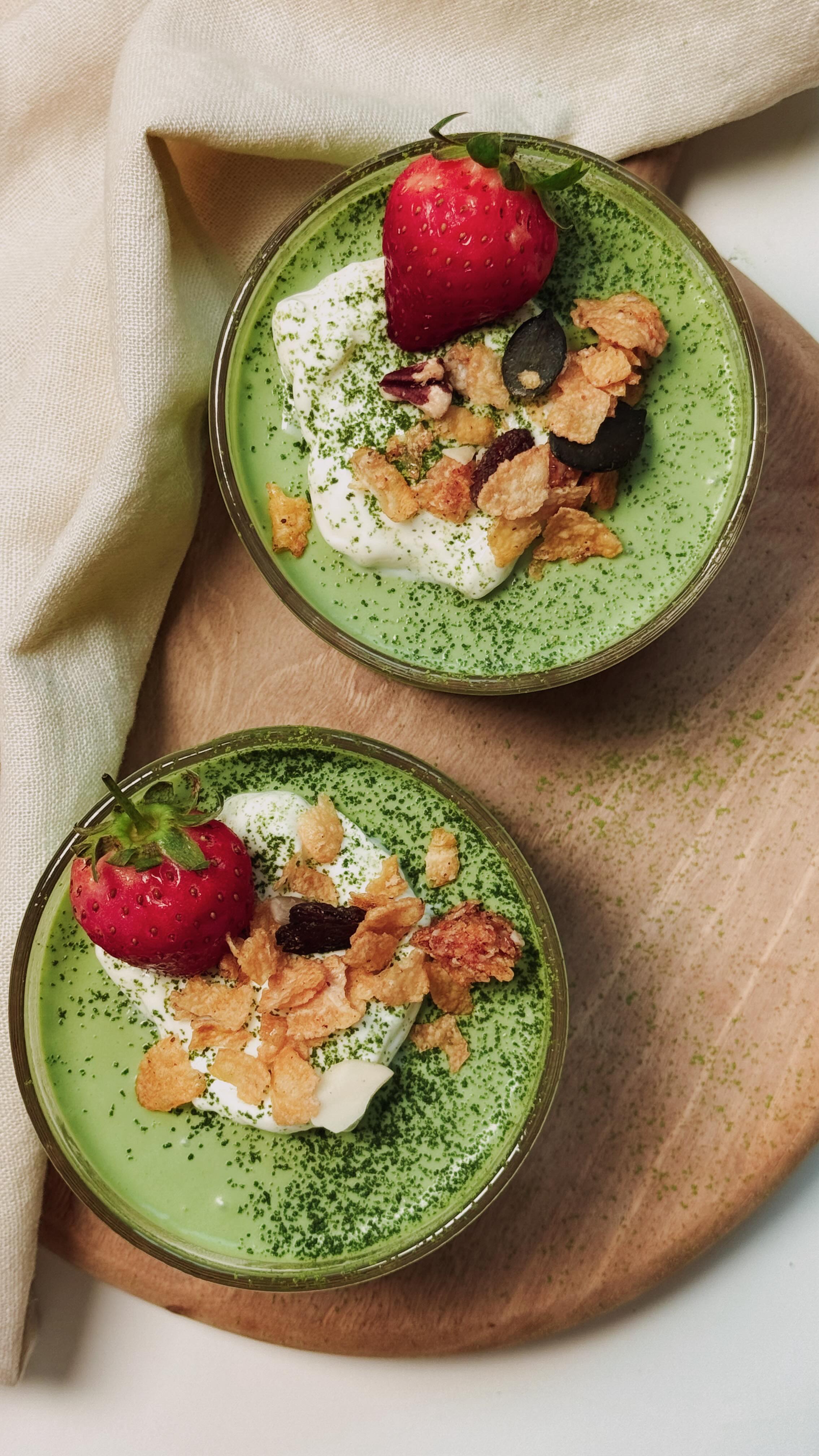 MOUSSE TOFU MATCHA
Un dessert : crémeux 💚 croustillant 💚 gourmand.
Une mousse au matcha légère, crémeuse et pleine de douceur, accompagnée de fruits frais et du croquant irrésistible des @lesgranolasdejenny.
INGRÉDIENTS
280 g de tofu
100 g de chocolat blanc fondu
2 c. à soupe de poudre de matcha
TOPPINGS
Yaourt grec (ou yaourt végétal)
@lesgranolasdejenny
Fruits frais
INGRÉDIENTS
➡️ Mettre le tofu, le chocolat blanc fondu et le matcha dans un blender.
➡️ Mixer jusqu’à obtenir une texture lisse et crémeuse.
➡️ Répartir dans des ramequins.
➡️ Placer au réfrigérateur au moins 4 h (ou toute une nuit).
➡️ Ajouter le yaourt, les fruits frais et Les Granolas de Jenny.
➡️ Saupoudrer un peu de matcha et déguster.
#lesgranolasdejenny #matcha #sansgluten #recettefacile #artisanal