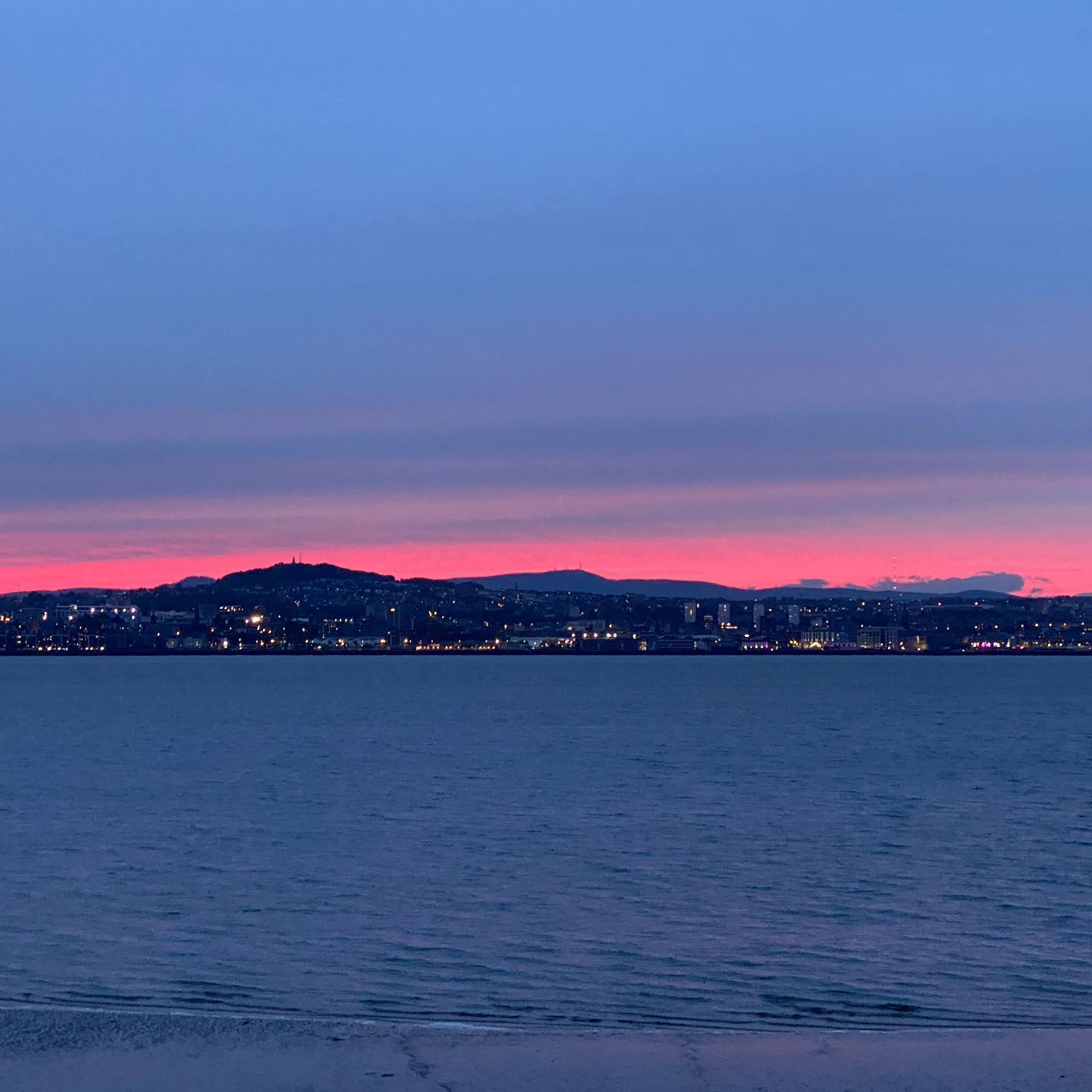 Amazing pink skyline tonight! #wormit #newportontay #woodhavenpier