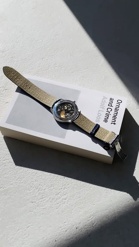 🔹 Offizieller Händler: Jenni Uhren AG
Besuche uns auf 👉 www.jenni-uhren.ch
📍Behind the Scenes of shooting our wonderful Waltz N°1 collection, as well as the Table Waltz clock.
Thank you to Kristina @kriskulakova who made sure that the pieces were captured wonderfully.