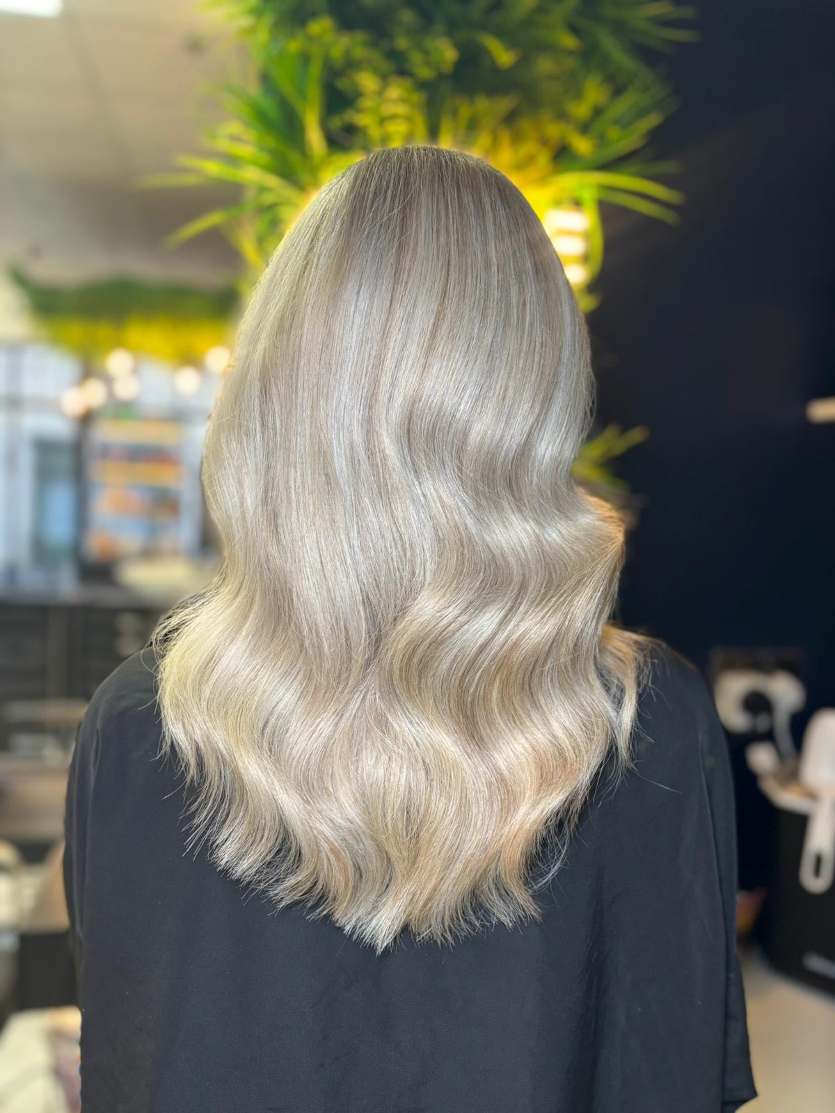 ✨ Blonde revamp ➝ Before & After ✨
Dull, warm tones removed and the colour brightened with fresh highlights to create a clean, seamless blonde. The result is a high-impact creamy blonde with subtle dimension and beautiful shine, leaving the hair looking brighter, smoother, and more refined, by senior stylist Kara✨
@lorealpro @lorealpro_education_uki