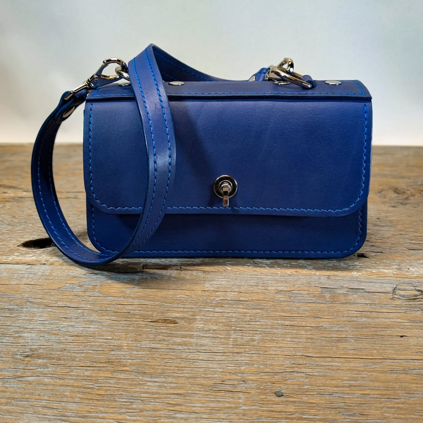 This Ankita is in Cobalt blue bridle leather from @wickettandcraig it is lined with a white vegetable tanned leather and features nickel hardware and electric blue stitching.
#handcrafted #handcraftedleather #handmade #handmadeleather #shoulderbag #leatherbag #leatherhandbag #handbag #leatherpurse #handstitched #saddlestitched