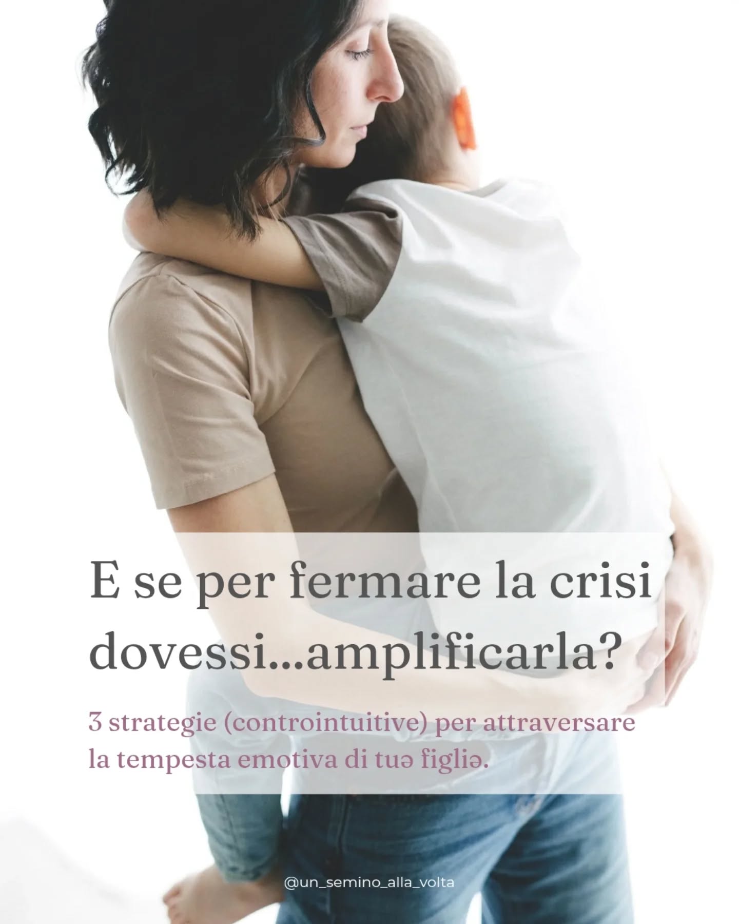 Il modo più veloce per uscire da una crisi è decidere di attraversarla insieme.
Come genitori, la nostra prima spinta è potrebbe essere quella di distrarre, minimizzare o "spegnere" l'emozione il prima possibile. Ma le crisi sono vere e proprie palestre emotive necessarie per la crescita e ignorarle non le farà sparire.
Oggi ti propongo alcune strategie controintuitive per affrontarle.
Smettere di chiedere "perché piangi?" e iniziare a chiedere "di che colore è la tua rabbia?" sposta il focus dalla logica (che in quel momento è spenta) al corpo e alla presenza. 🌱
Non esiste la bacchetta magica, esiste la tua capacità di restare. Restare nel silenzio, restare nell'abbraccio, restare nell'emozione senza averne paura.
Ogni volta che accogli il suo crollo, gli stai insegnando che le emozioni non sono sbagliate, ma sono tempeste che passano se c'è un porto sicuro dove attraccare.
✨ Quale di queste strategie ti "spaventa" di più o ti incuriosisce provare? Ti senti più stanchə di lottare o prontə a provare un piccolo passo nuovo?
Raccontami come ti senti oggi nei commenti. 👇