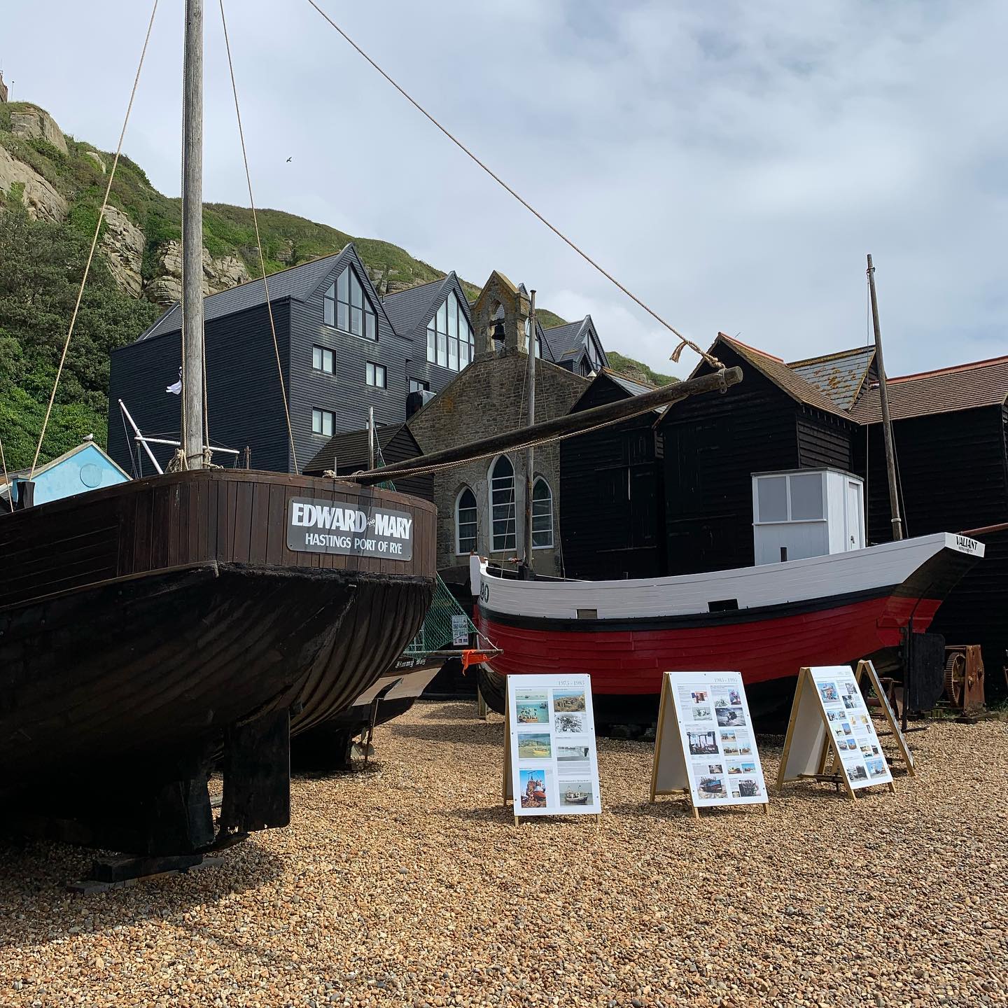 There’s a real buzz in Hastings this weekend! So much going on, lovely places to eat, crazy golf and the funfair almost on the beach and the art gallery. Take a trip up on the East Cliff railway or the West Hill Lift to the top and see the fantastic view! #castlemanscottages #1066country #visitengland #englandscoast #hastings #maggiesfishandchips #thebbqproject #hastingsoldtown #rockanorewebbes