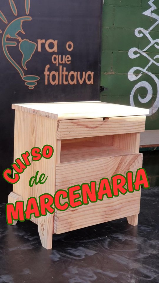 🎉 Todo ano escolhemos um projeto especial para ser o astro do nosso CURSO DE MARCENARIA.
E temos o prazer de apresentar o móvel modelo de 2026! ✨
Durante dois dias de curso, cada aluno passa por todas as etapas da marcenaria para construir sua própria peça:
🪵 entendimento da madeira e dos materiais
📐 projeto e plano de corte
🪚 usinagem das peças nas máquinas
🔧 montagem do móvel
✨ acabamento final
Ao final do curso você leva para casa o móvel que você mesmo construiu, além de um conhecimento riquíssimo e uma nova habilidade extremamente útil e prazerosa de praticar.
Mais do que aprender técnicas de marcenaria e utilizar máquinas e ferramentas, o curso é uma experiência de criação com as próprias mãos.
🌿 Nossa escola fica em um espaço aberto, rodeado de natureza e tranquilidade — o ambiente perfeito para desacelerar um pouco da rotina e mergulhar no mundo da marcenaria.
Se você tem vontade de se desafiar e aprender uma nova habilidade capaz de trazer mais independência, criatividade e satisfação, então vem com a gente.
Aqui você pode descobrir um novo mundo de possibilidades.
🔗 Mais informações no link da bio ou por direct.
#eraoquefaltava
#escolademarcenaria
#cursodemarcenaria
#marcenariacriativa
#marcenariacompartilhada