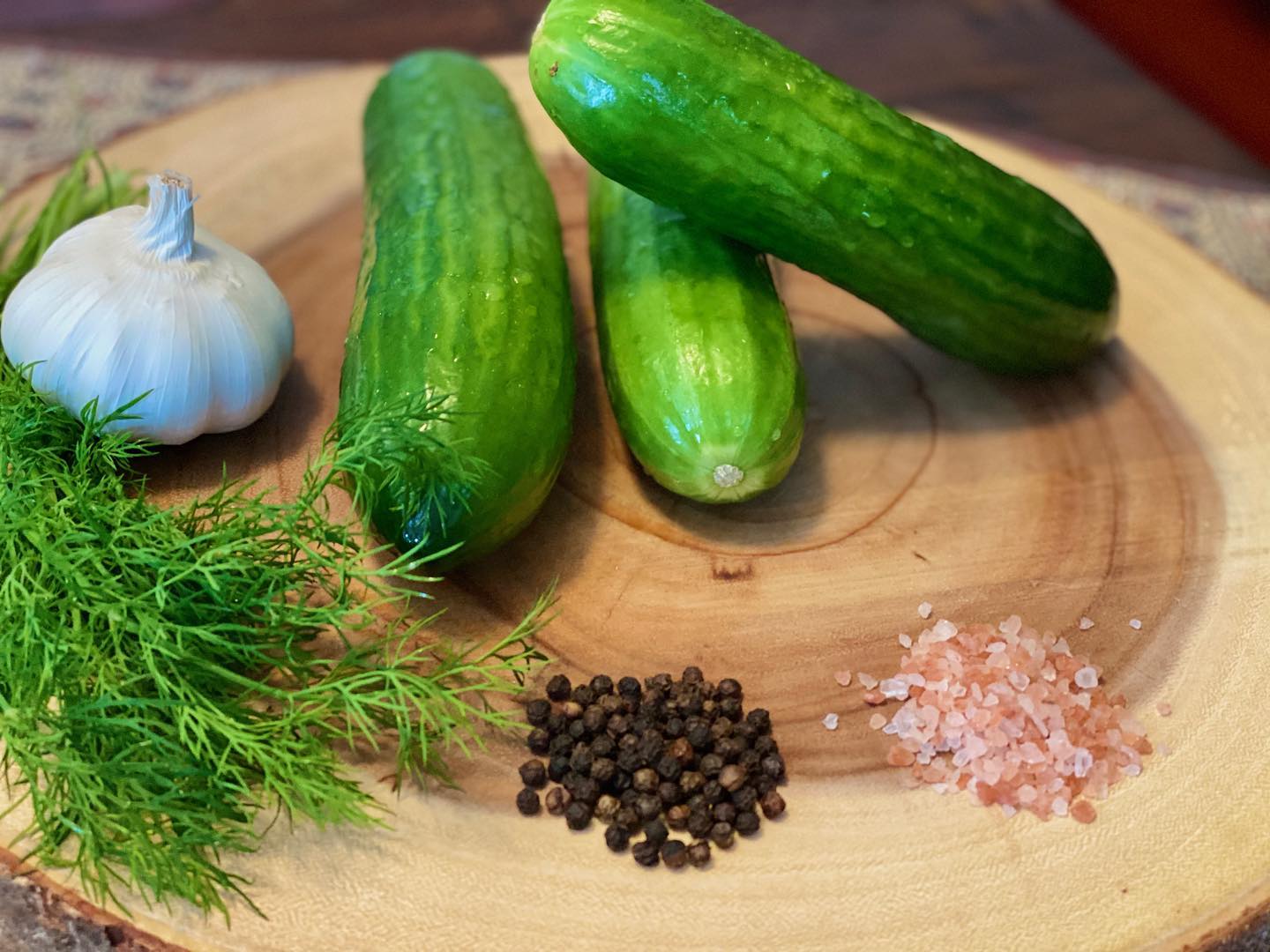 Here’s our take on a simple cucumber “salad”! You can find our cucumbers on our website!
You’ll need:
-1 whole cucumber
-1 clove of garlic
-a couple stems of dill
-a pinch of salt & pepper
#cucumber #healthyfood #simplesalad #stayhydrated