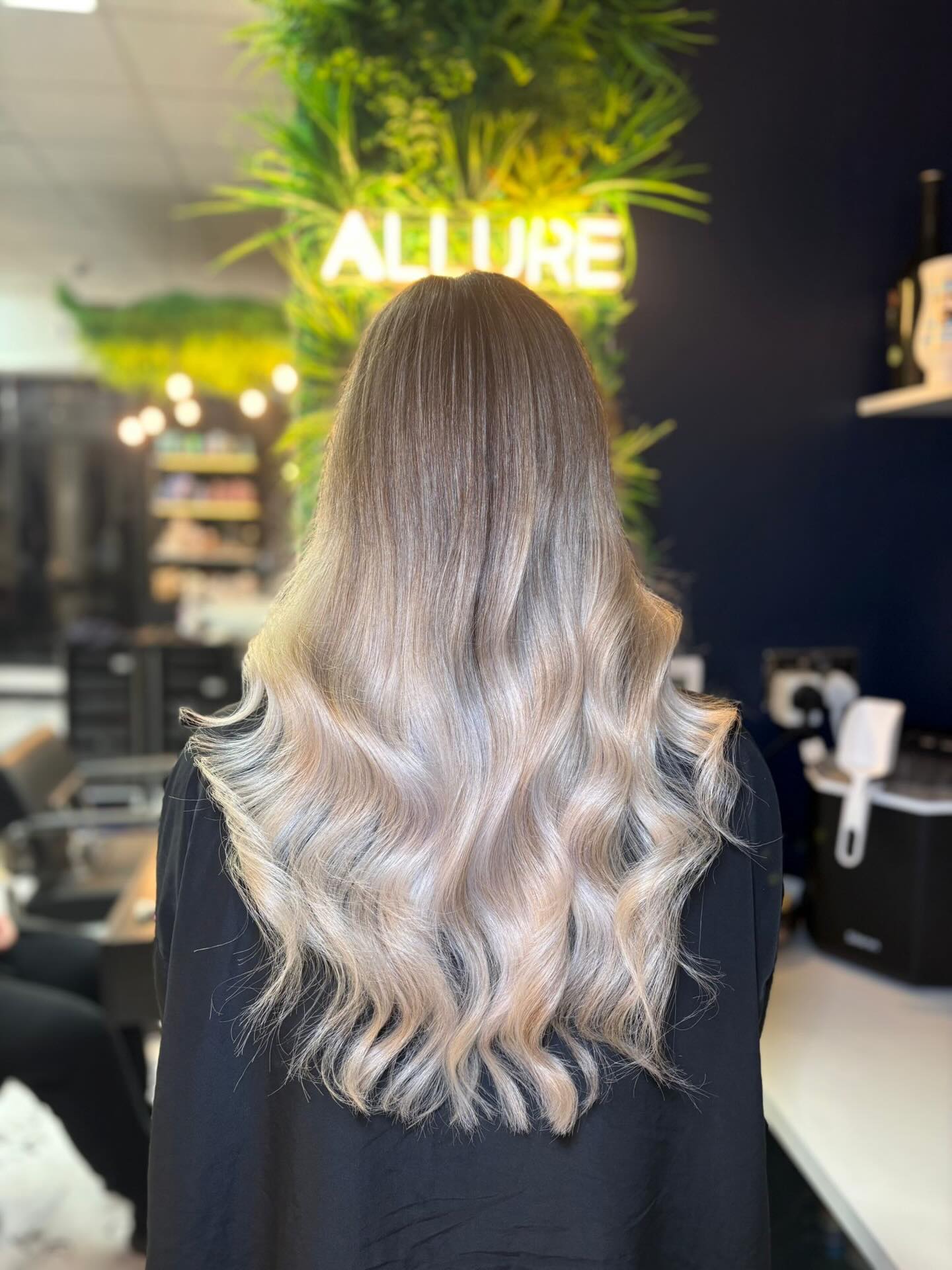 Before ➡️ After ✨
Graduate Stylist Ellie transformed this grown-out colour with a soft, seamless balayage and finished with an ashy toner to cancel out warmth and create that cool, creamy blend 🤍
The goal was brightness without brassiness — keeping the root natural and melting into icy, dimensional ends. The shine and blend speak for themselves 🙌🏼
@lorealpro @lorealpro_education_uki