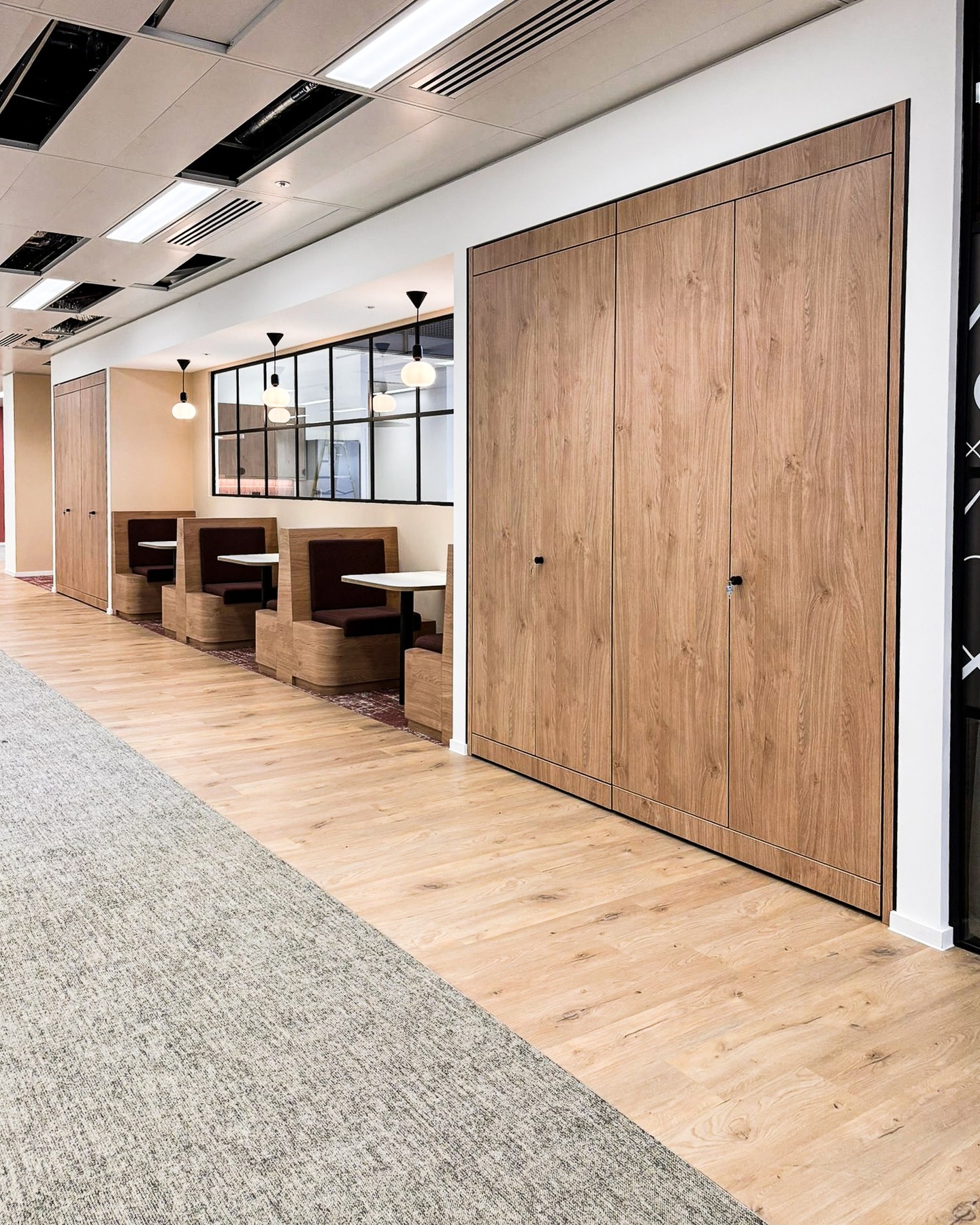 New project completed!
📍Insurance provider - London
👉 Featuring a contemporary combination of a woodgrain finish and black handles, this project delivers a substantial amount of garment, filing and general storage within the workplace - and neatly conceals electrical services within the units without losing access.
💻 freewall.co.uk/projects
