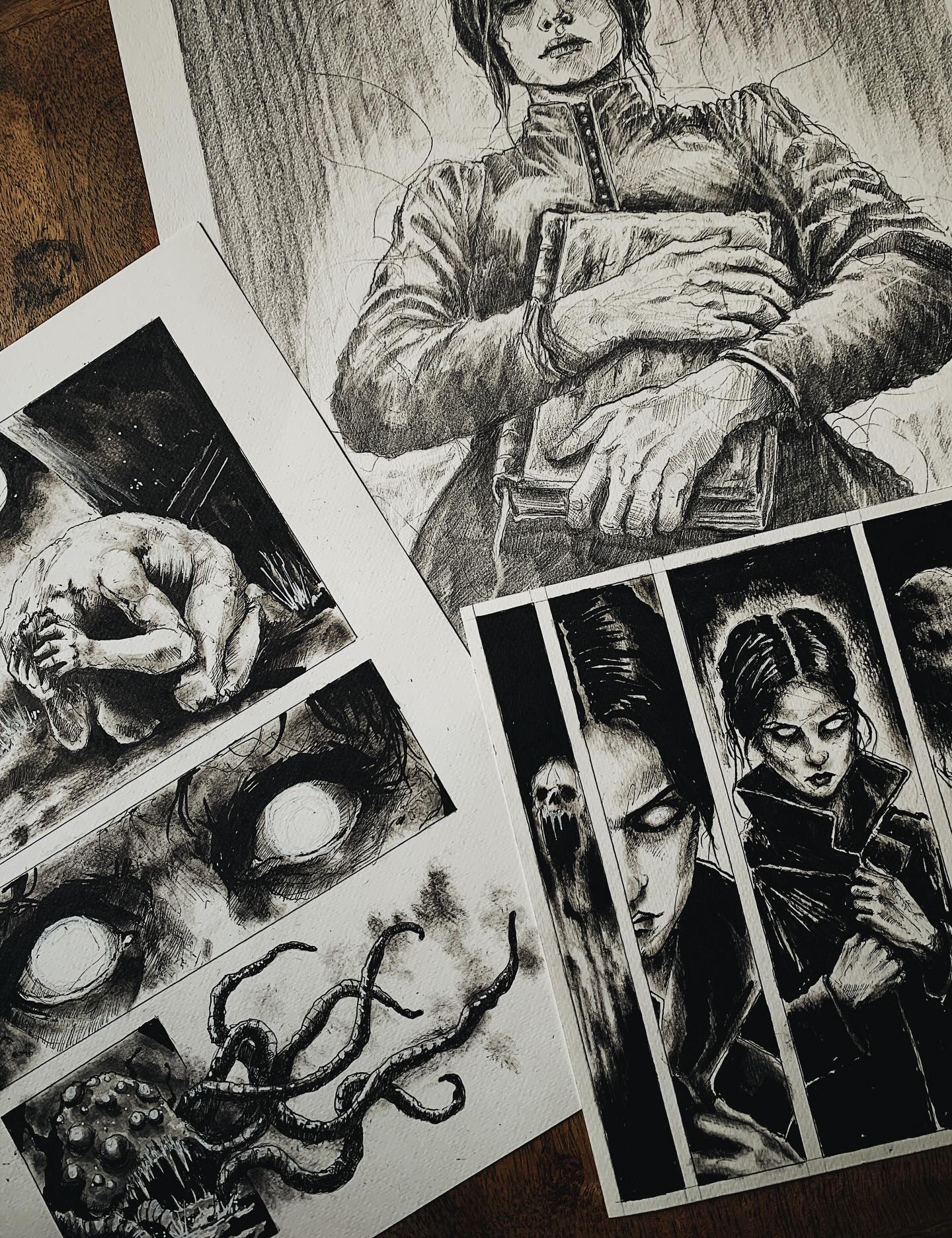 😵💫La question de la prise de risque. Sur ce nouveau projet j’ai fait beaucoup d’essais car l’histoire est beaucoup plus spirituelle et abstraite que factuelle. Mon trait était de base trop « sec » pour incarner cet ouvrage, il fallait quelque chose de plus vaporeux, une sorte de sfumato indicible qui voyage dans les esprits, et en même temps sombre et sale , oui quelque chose de maculé qui dérange. Donc voici le rendu, vous aimez? #darkart #lovecraft #illustration