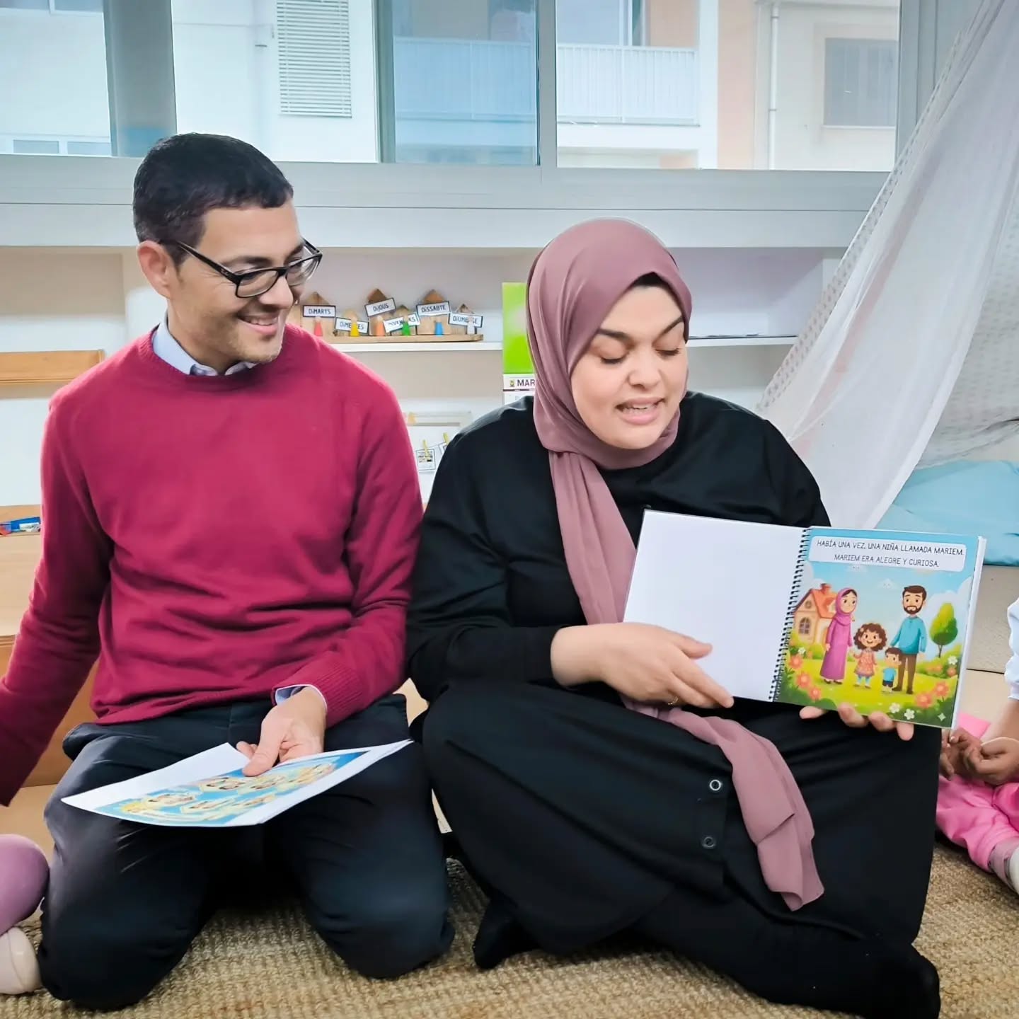 🌙 Taller de Ramadà
Avui hem tengut el plaer de compartir un moment molt especial a l’escola amb la família de na Marwa, que ens ha ajudat a conèixer una mica més el Ramadà.
Els infants han pogut descobrir algunes tradicions i parlar sobre la importància de compartir i ajudar els altres.
A més, ho hem fet a través d’un conte de na Mariem, que ens ha ajudat a entendre millor aquesta celebració d’una manera propera i significativa per als infants.
Moltes gràcies a la família de na Marwa per venir a l’escola i compartir amb nosaltres aquesta experiència tan enriquidora. 💫
A l’escola ens encanta aprendre junts i obrir finestres a les diferents cultures que formen part de la nostra comunitat educativa.