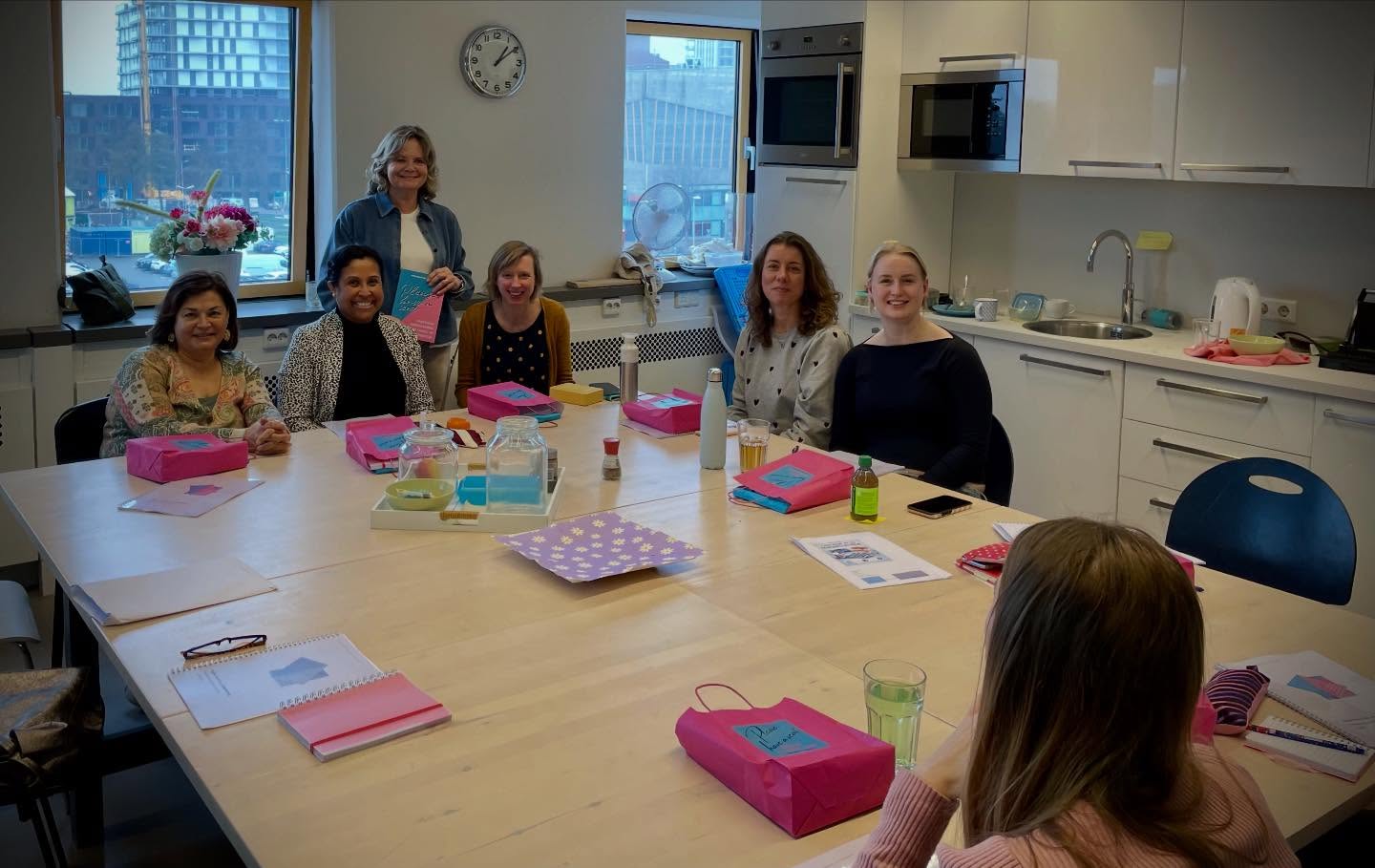 Vandaag de eerste van drie in-house trainingen ‘Engels in de mondzorg’ gegeven aan het team van @jtvzoetermeer : #tandartsen, #tandartsassistentes en #baliemedewerksters deden enthousiast mee en gingen actief aan de slag met de opdrachten. Tot slot ontvingen ze verdiend hun certificaat.
Op naar training nummer twee en drie! Info over English Touch Up, training Engels in de mondzorg: zie link in bio. #tandartspraktijk #mondzorg