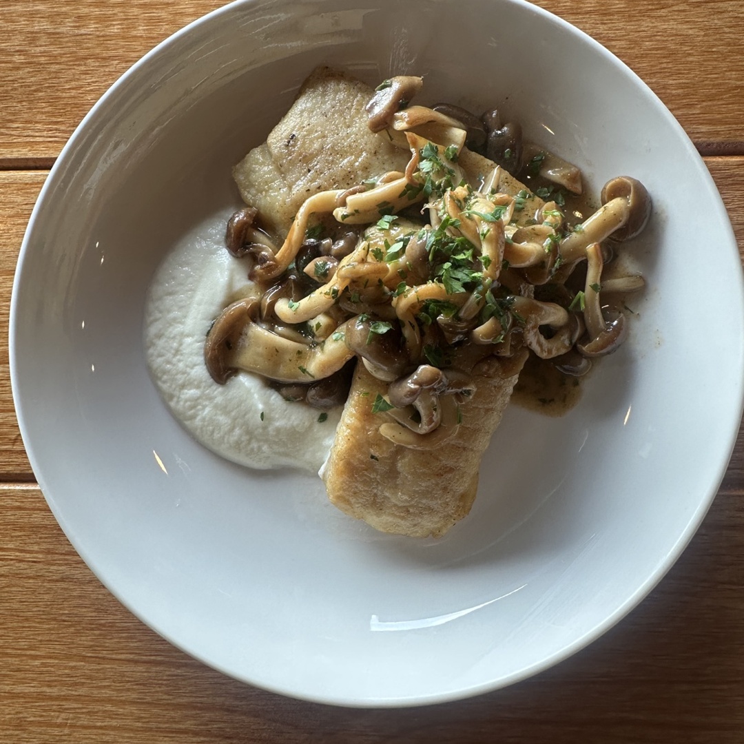 Flounder w/ Shimeji Mushrooms, Kohlrabi & Brown Butter Dashi.
Simple ingredients, deep flavor.