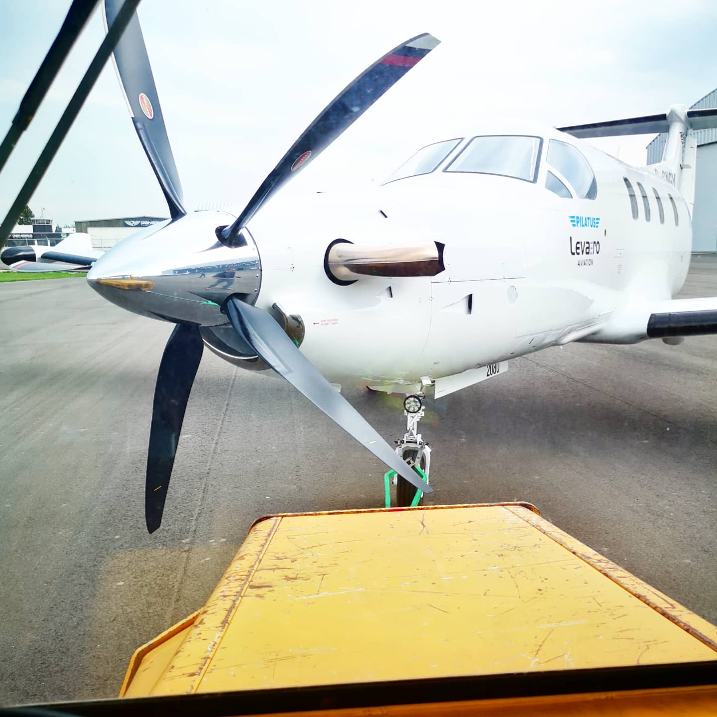 PC-12 NGX with the lovely Canadian PT6E-67XP! You can see the fuel control unit. Most @pt6nation have lots of leavers and controls. 🛩️ The NGX boasts a new single lever to control fuel, power and prop. This helps aids in pilot work load, autothrottle protection, flight envelope protection. But especially there's no crazy rigging procedures that's an art form to accomplish!
#avgeek #aircraft #cny3kids #aviationgeek #aviationlovers #instaaviation #aviation #avgeeks #airplanes #aviationphotography #aviationporn #aviationdaily #instagramaviation #planespotting #technician #maintenance #safety #aircraftmechanic #aviation #aircraftmaintenance #canadianaviation #aircraftengineer
