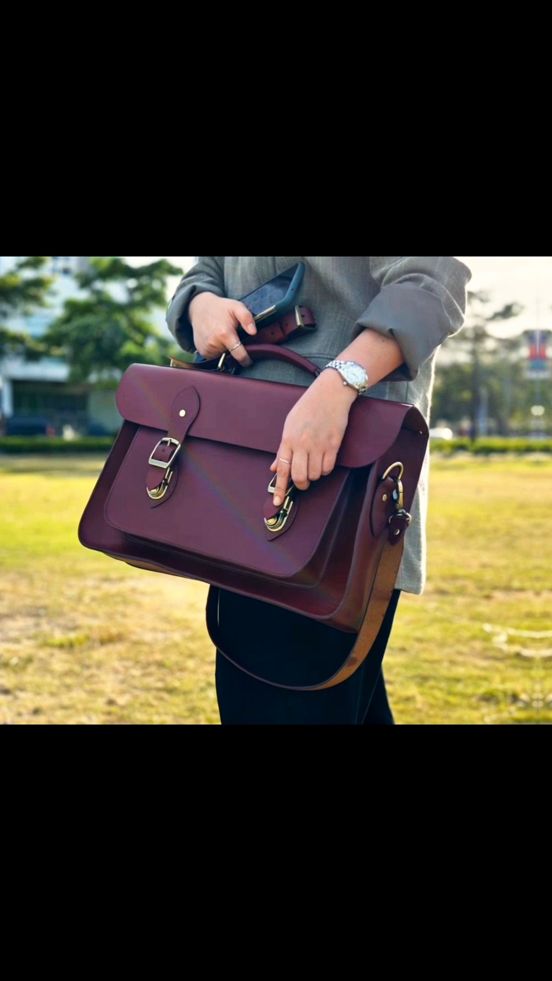 Workdays, coffee runs, and big ideas. Just another day in the life of young professionals making things happen💯✨
💼 Lukas Sarchel – Oxblood
📍 SM Megamall, 3rd Level, Mega B
💳 www.theschoolofsatchel.com
#TheSchoolofSatchel #Satchel #workbag #PremiumLeatherBag
