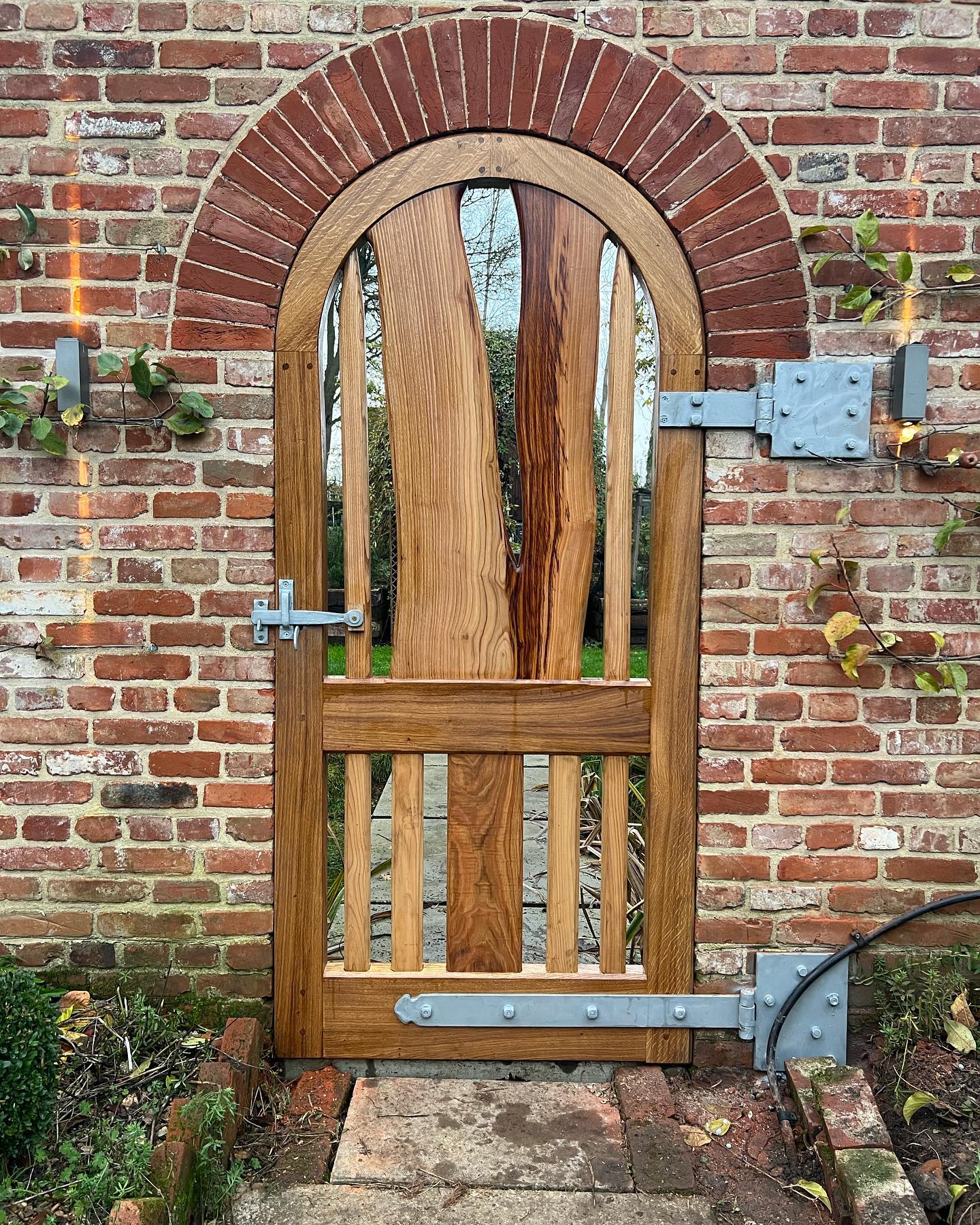 Beautiful commission courtesy of @chrisdysonarchitects for a solid oak gate with a chestnut infill. Using locally grown and (part) dried timber. From concept to fitting. Thanks to Dave&Tom @Springwell Forge for massive bespoke hinges and latch.
#design #bespokefurniture #localtimber #sustainabledesign
#bespokejoinery
#woodworkessex #handmade @woodalldesigns woodalldesigns.com