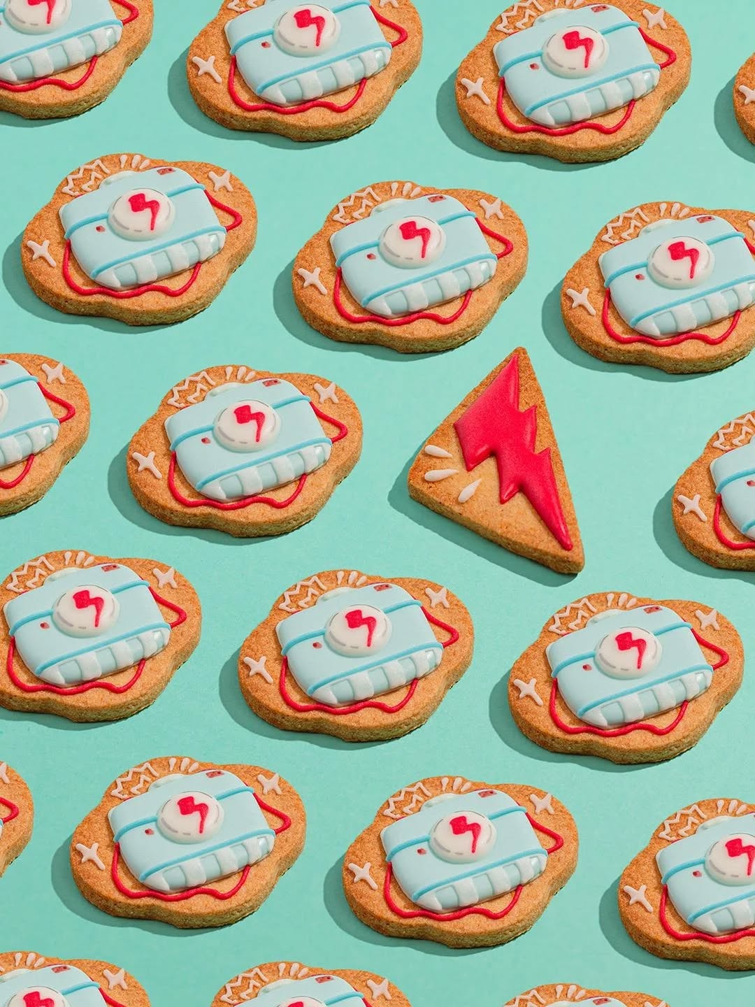 PHOTOS PROS VS PHOTOS DE MOI 🤣
J'ai travaillé avec @kafeephotography, et comment dire.. j'adooore !!!
L'idée c'était de représenter en biscuits ce qui la représente : appareil photo et éclair fushia yiah !!
Parce que Karine, elle est photographe culinaire mais surtout haute en couleurs (et en damiers) !!!
Dans les prochains jours je vous présenterai d'autres de ses sublimes photos, notamment une qui zoom sur les textures : mamamiaaaa
Autant vous dire que je la recommande et surtout que je compte bien qu'on ait de prochaines occasions de travailler ensemble 😍
#lucillepattern #kafee #photographieculinaire #photographyfood #biscuitart