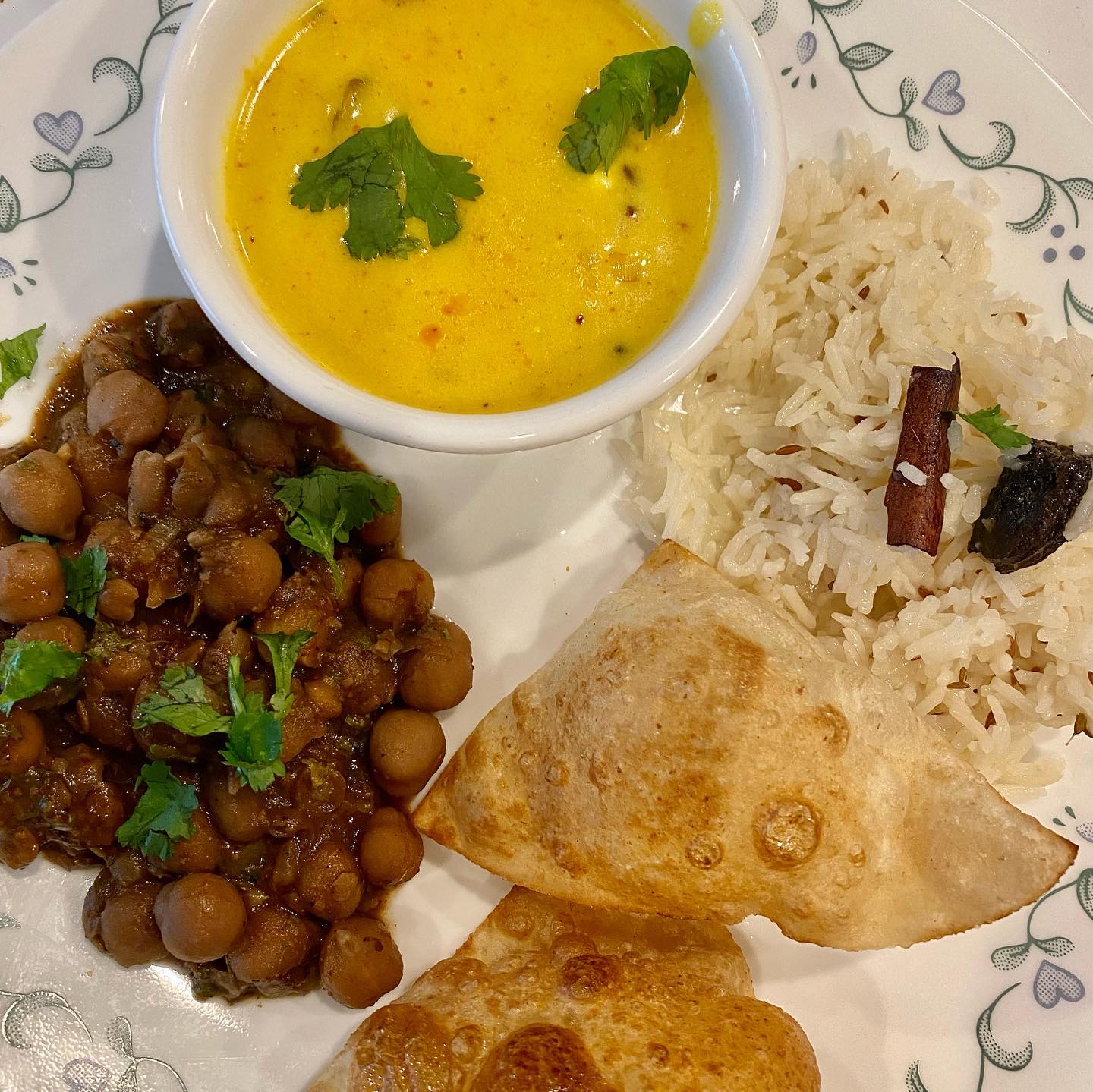 Because there are only small wins in life, so why wait to celebrate…
#theflavorstation #vegetarian #puri #khattechole #kadhi #cuminrice #crispy #creative #aromatic