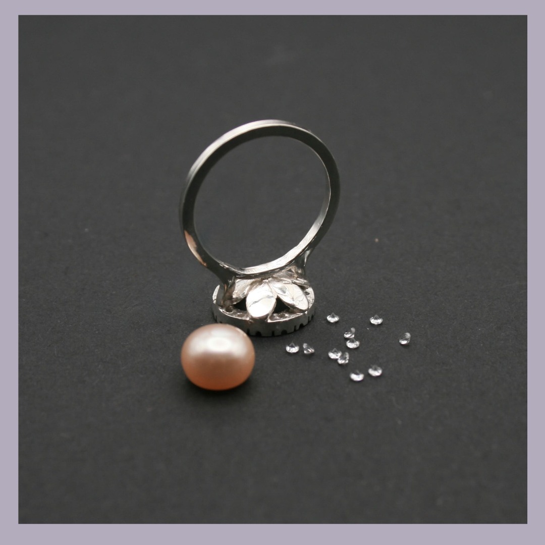 I've been a bit behind of schedule lately with new pieces but I'm hoping to make progress with this ring today.
The base of the ring has a silver flower shape which sits on the ring band and on top of that I will set a circle of tiny little topaz with a pink pearl in the centre.
It's a practice piece for me to check dimensions etc but luckily it fits me perfectly 💕