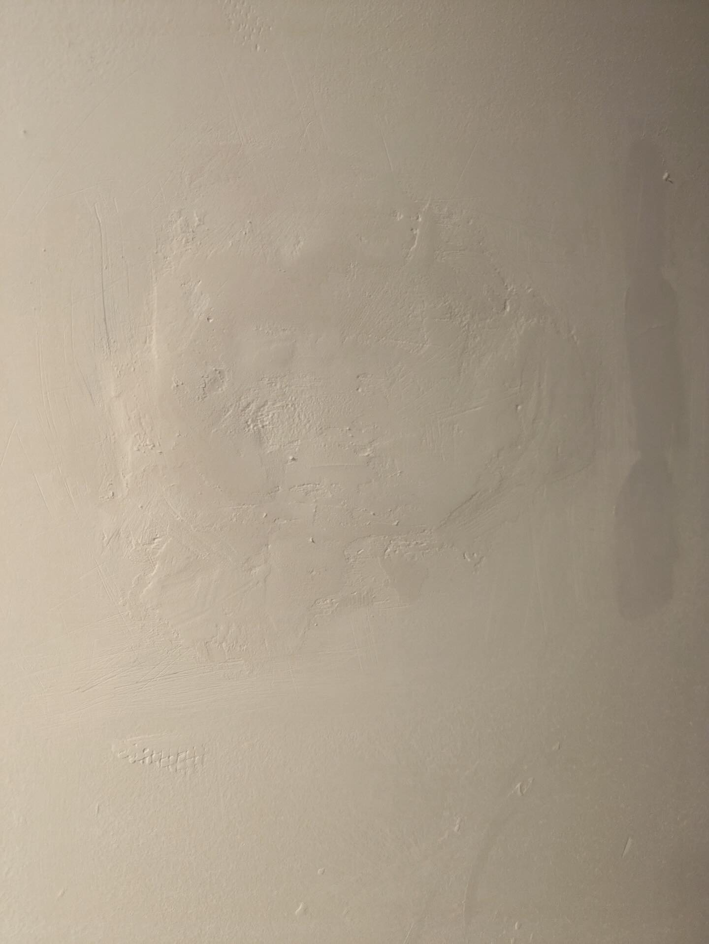 Homeowners… be honest.
How many of you have a wall that looks like this?
✔ A little spackle
✔ A little touch-up paint
✔ Maybe a slightly different shade
✔ We’ll fix it later spot
Also known as… The Husband Special…
Drop a 👍 if you have one of these walls in your house.
#hendersonhomepainting #wecanfixthat #professionalpainters #elkriver #elkrivermn