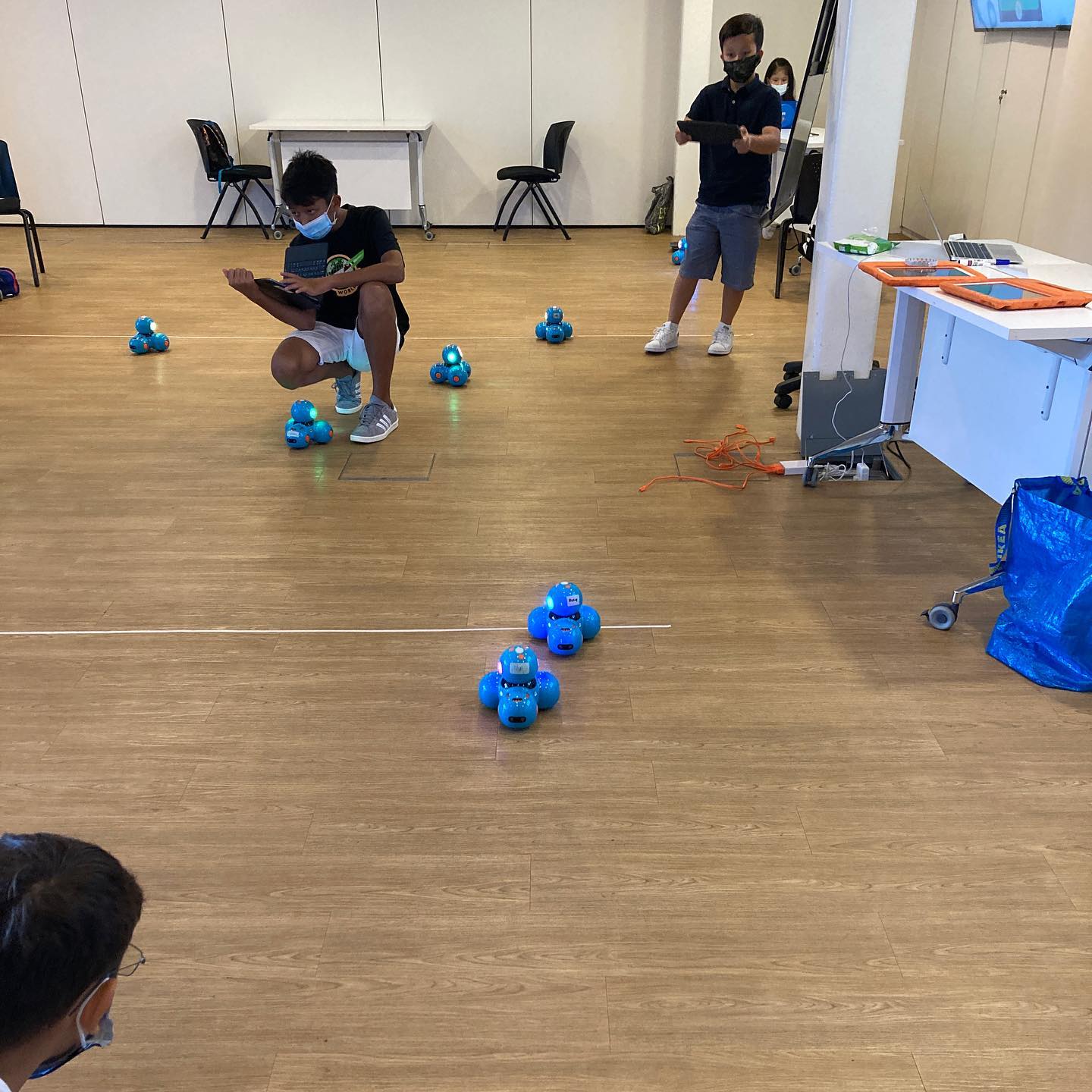 Day 2 of our Robo Picasso camp at National Gallery Singapore. Collaborative work between human and robots in sports and in arts. We had so much fun learning and coding our robots to race a relay, dance along with the music and draw a Kandinsky inspired artwork and painting it.